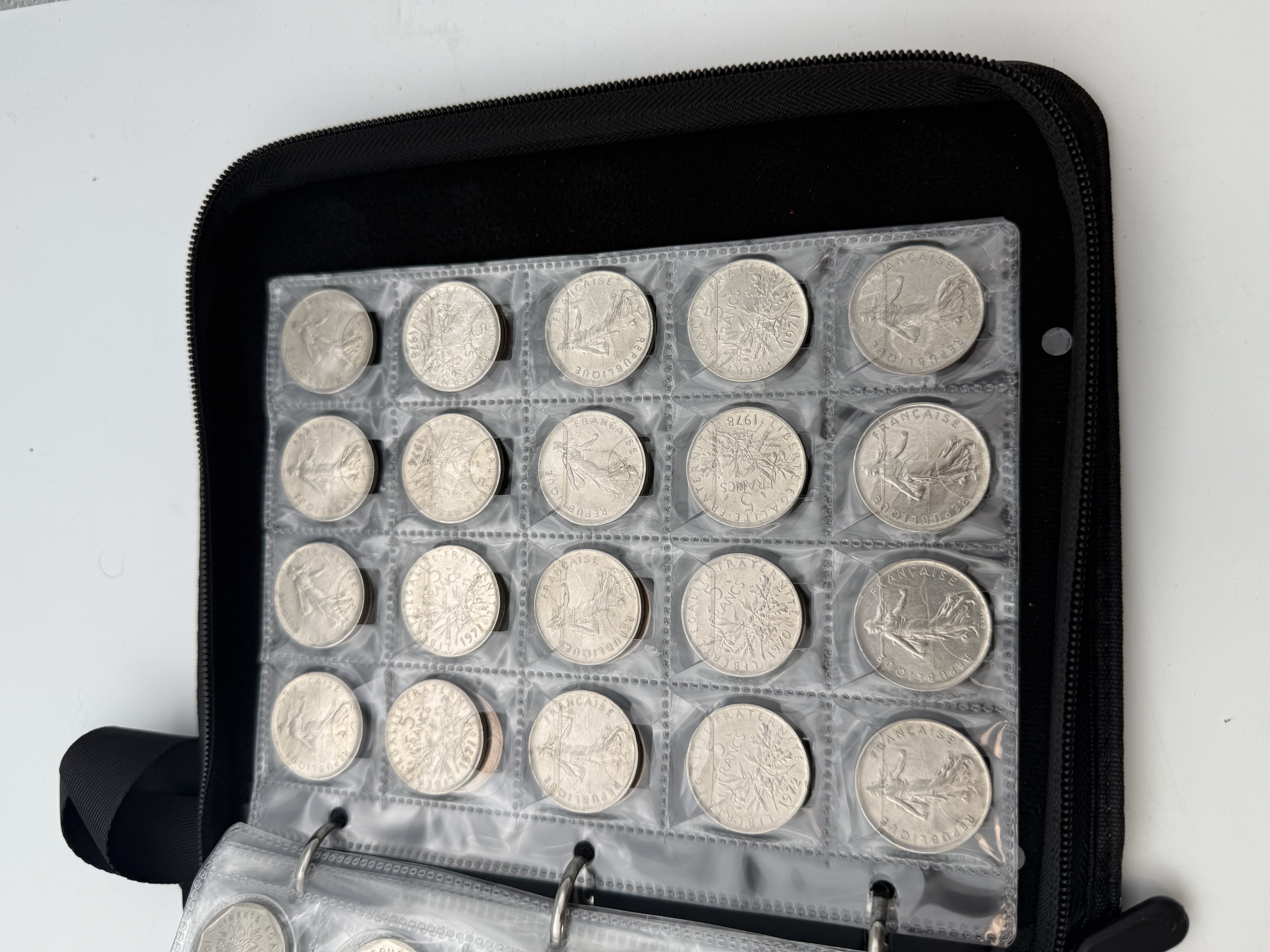 France - A collection of several hundred coins arranged in a special coin album, various conditions and years. - 1 32