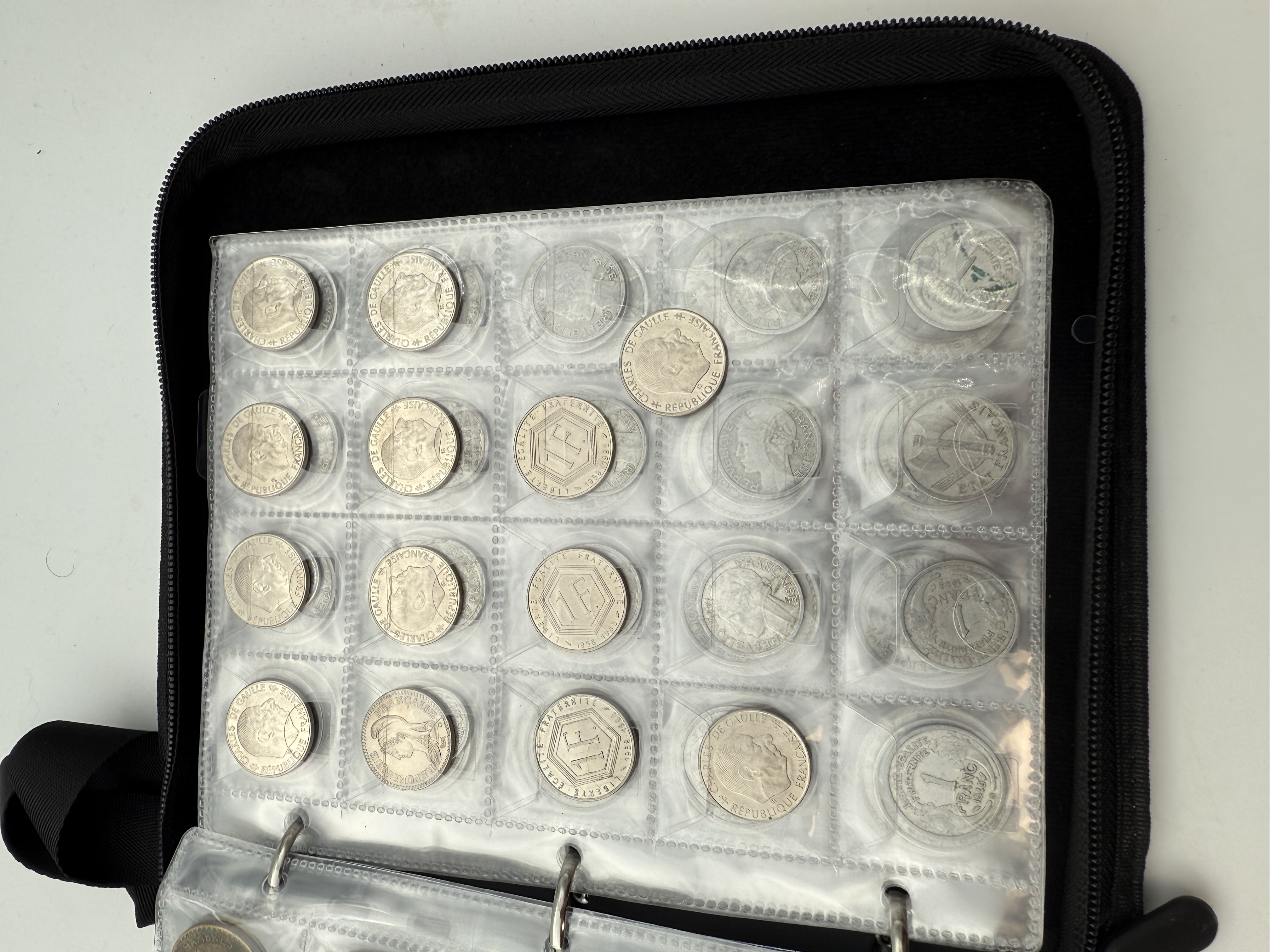 France - A collection of several hundred coins arranged in a special coin album, various conditions and years. - 1 21