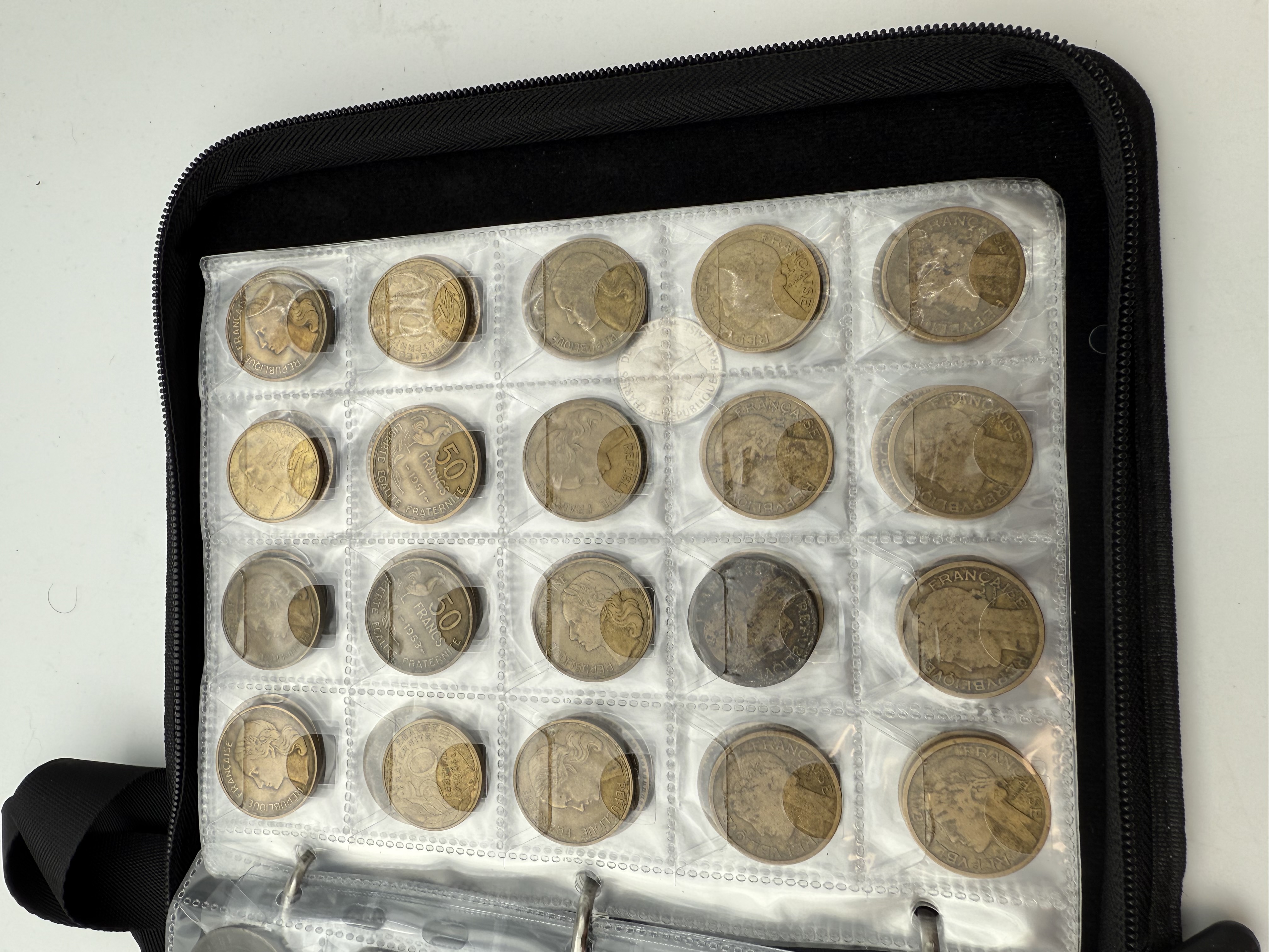 France - A collection of several hundred coins arranged in a special coin album, various conditions and years. - 1 17
