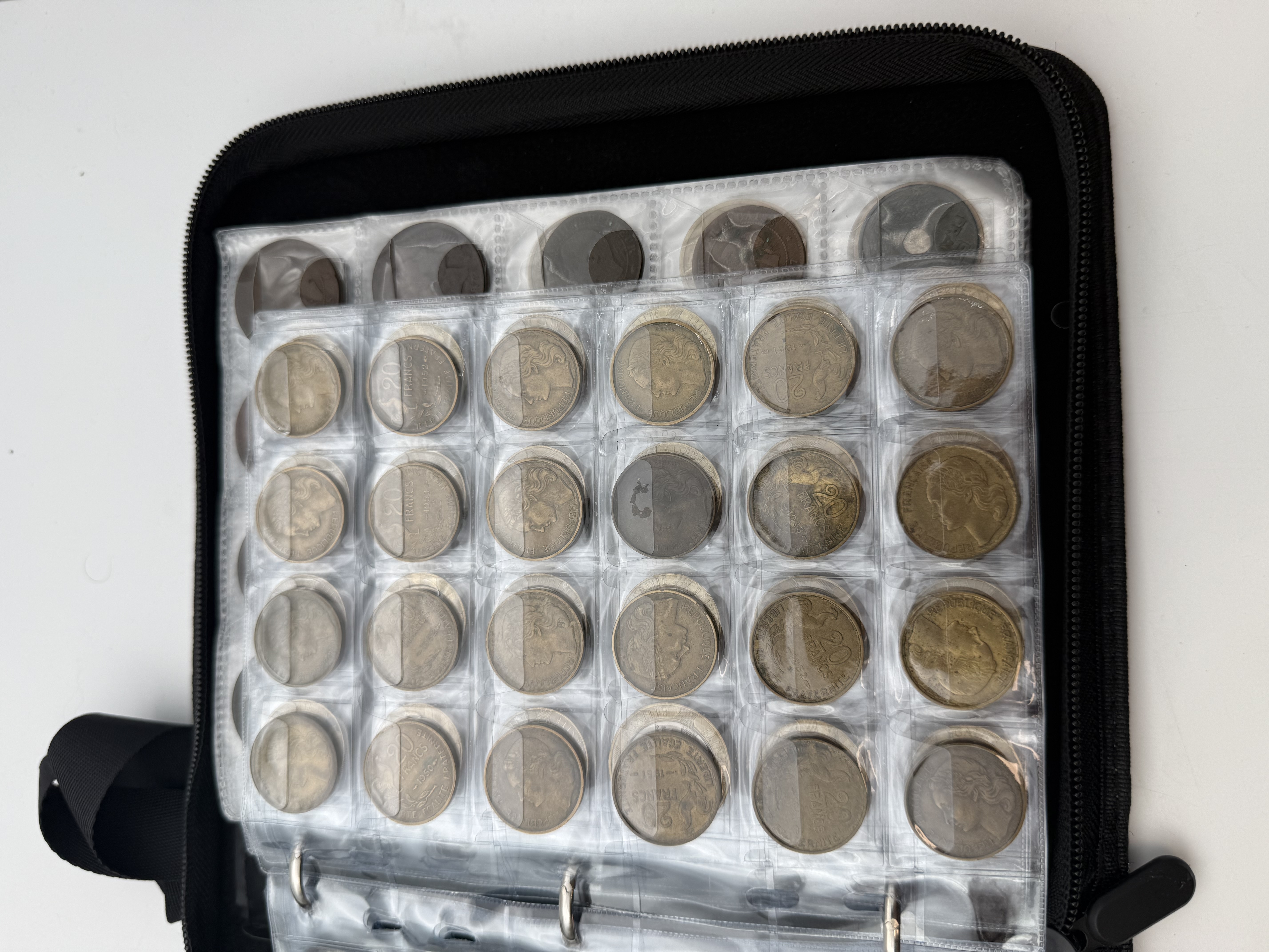 France - A collection of several hundred coins arranged in a special coin album, various conditions and years. - 1 6