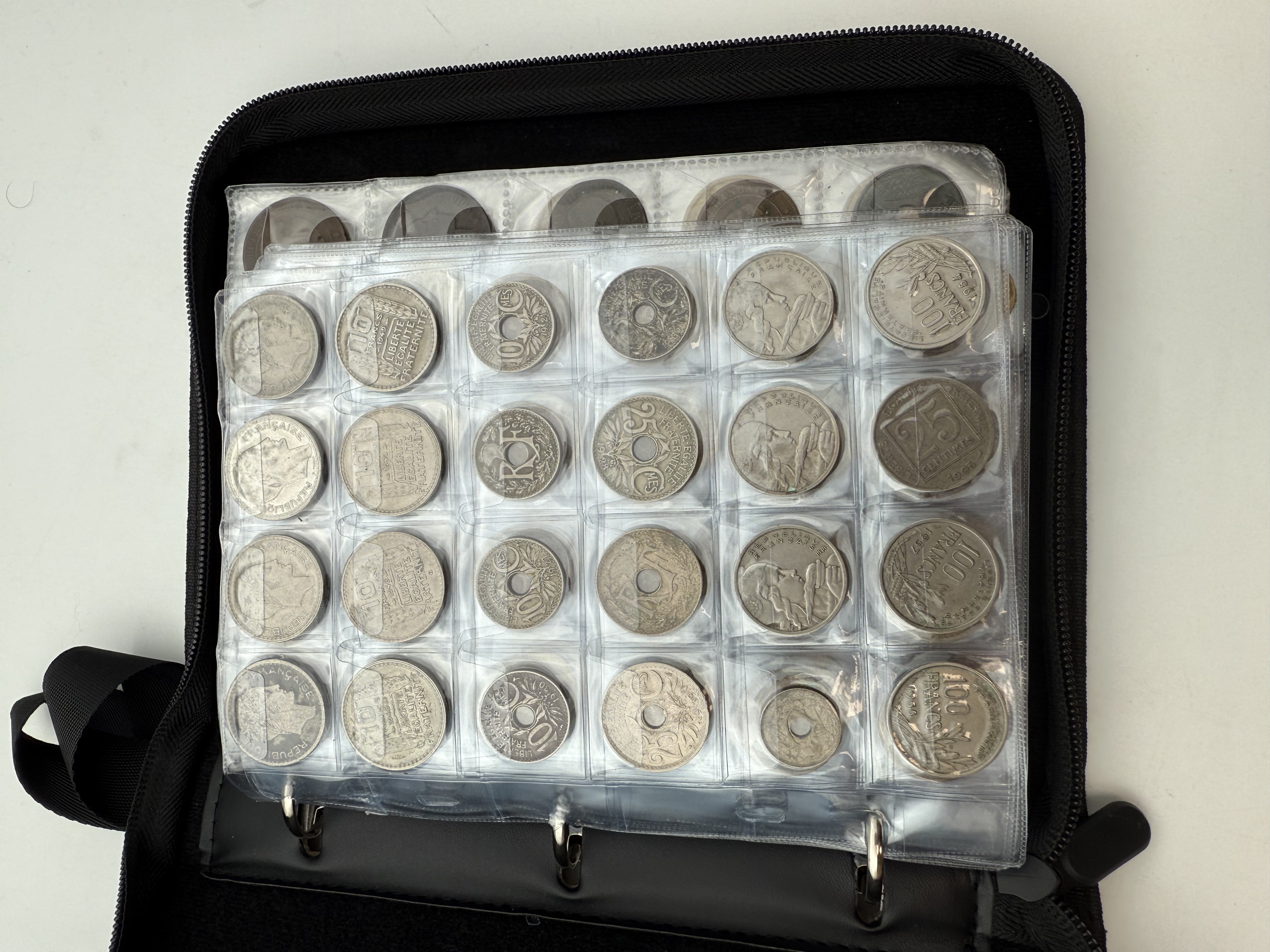 France - A collection of several hundred coins arranged in a special coin album, various conditions and years. - 1 12