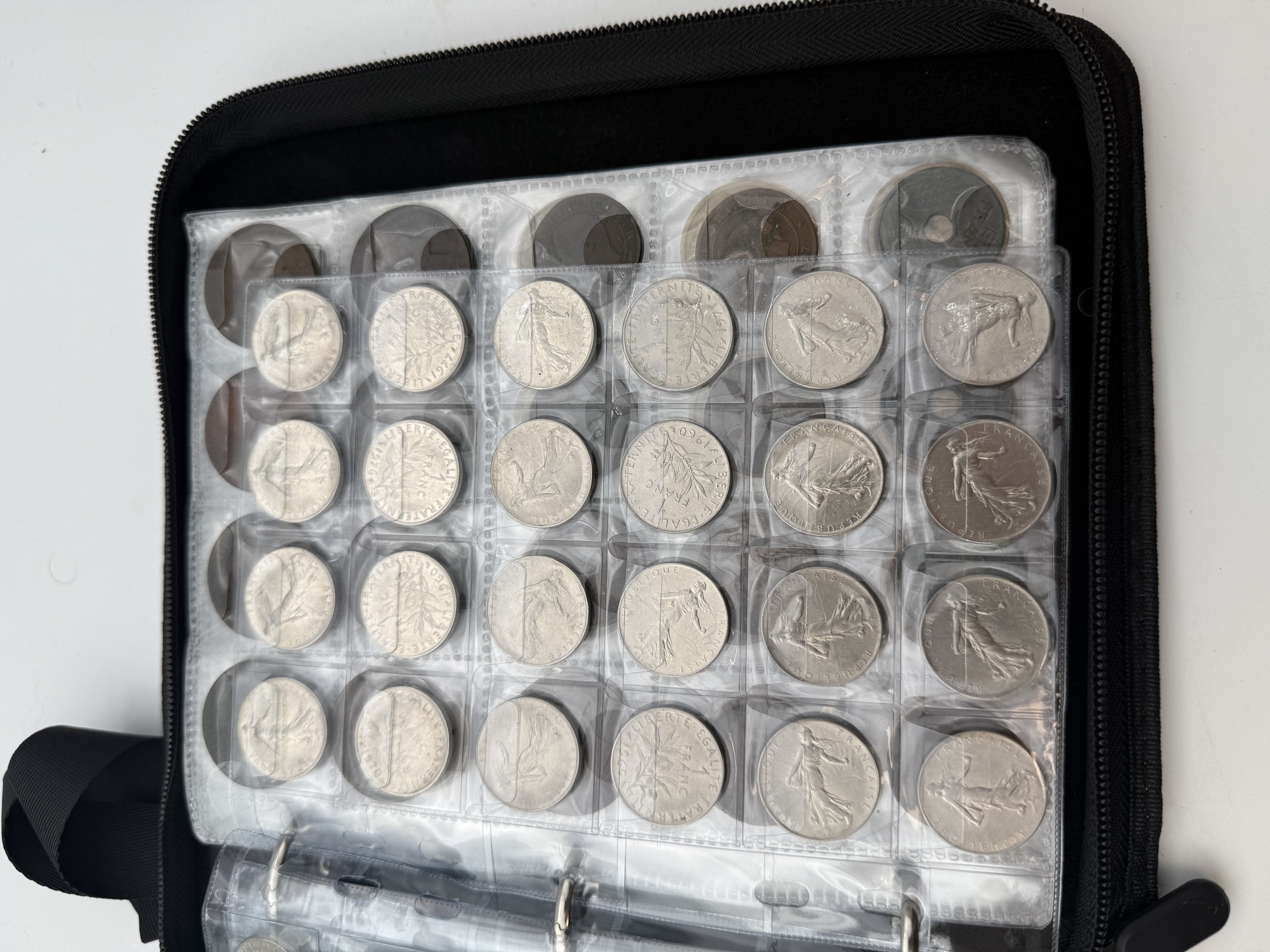 France - A collection of several hundred coins arranged in a special coin album, various conditions and years. - 1 13
