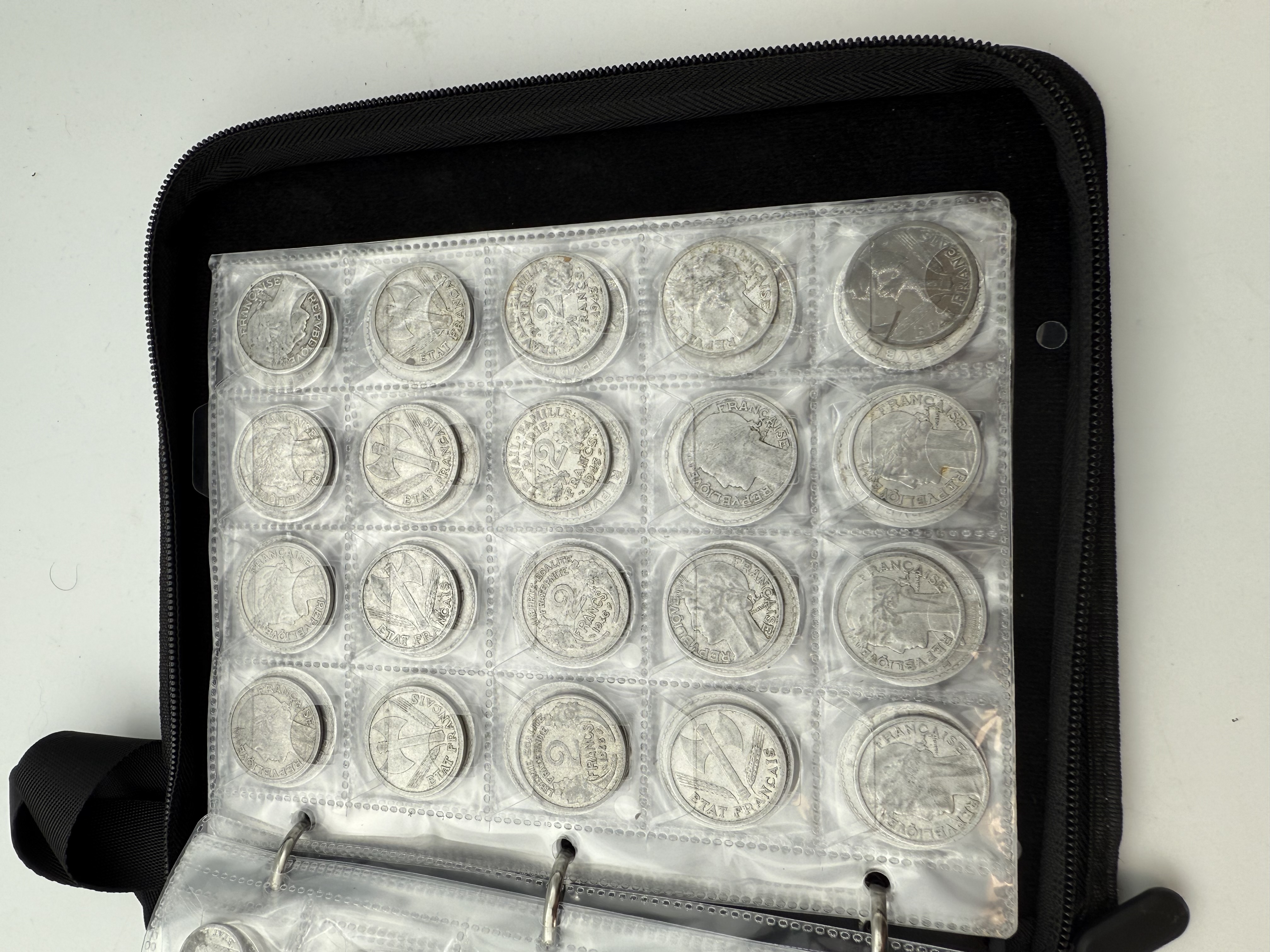 France - A collection of several hundred coins arranged in a special coin album, various conditions and years. - 1 26