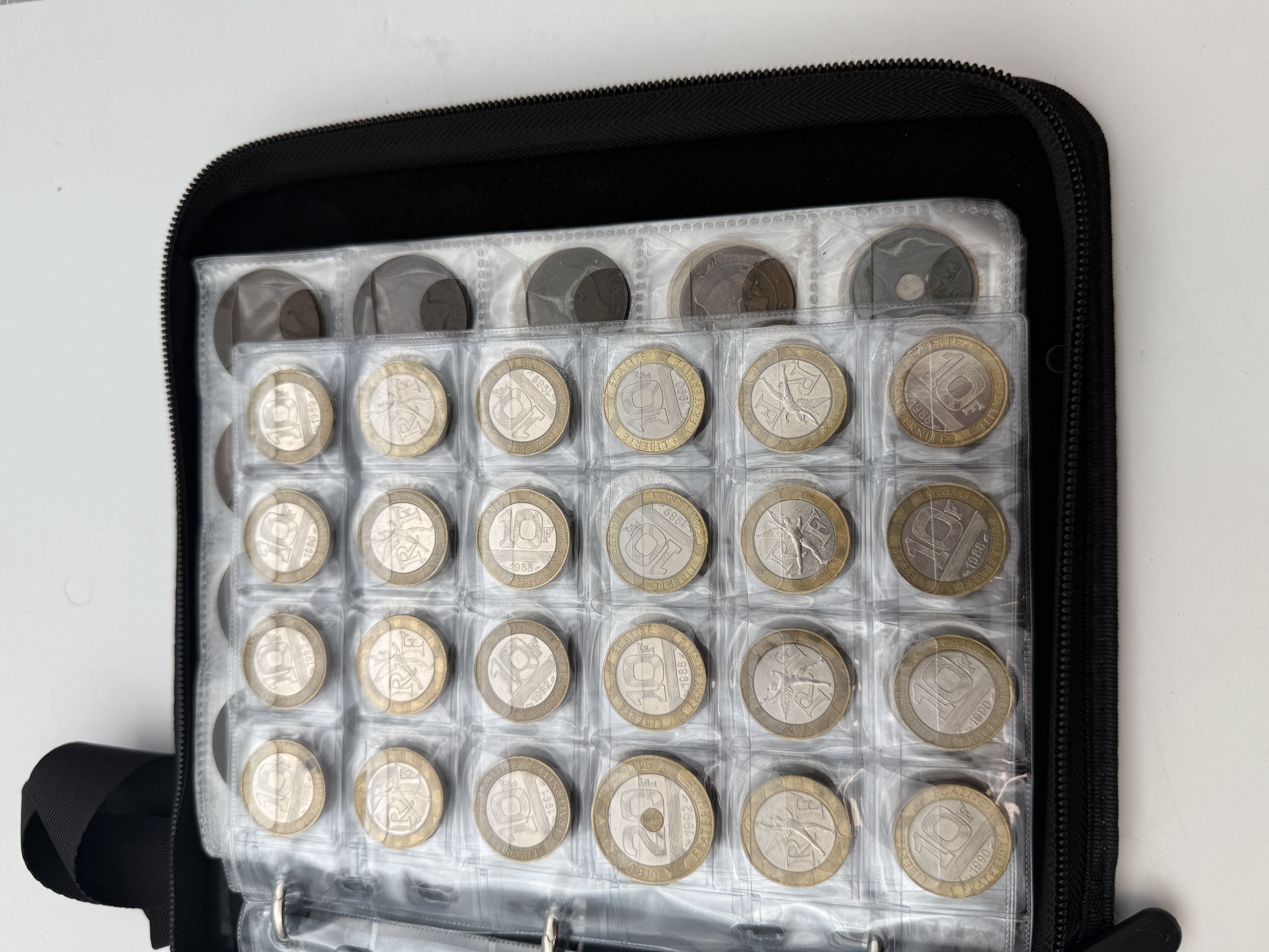 France - A collection of several hundred coins arranged in a special coin album, various conditions and years. - 1 8