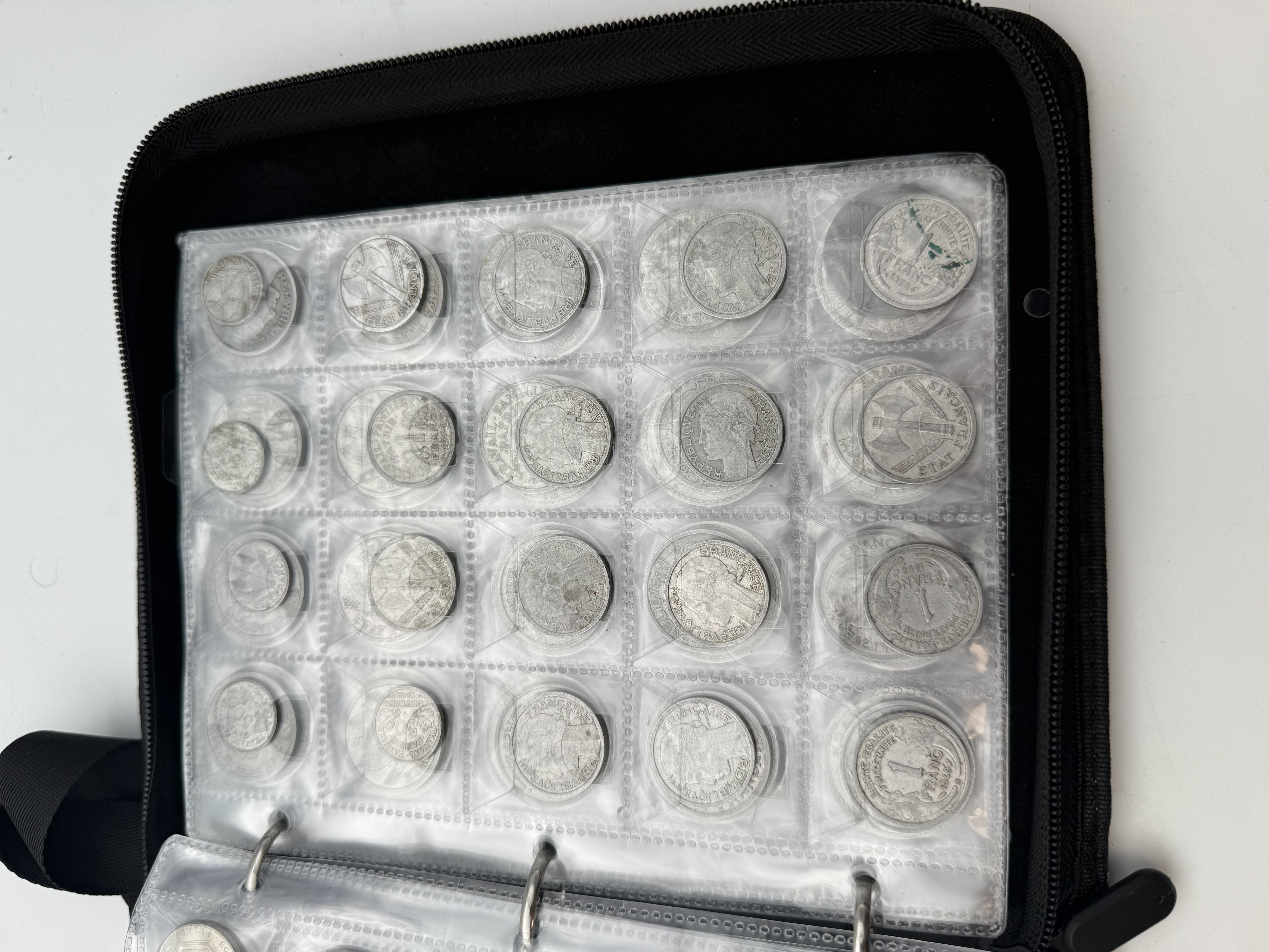 France - A collection of several hundred coins arranged in a special coin album, various conditions and years. - 1 24