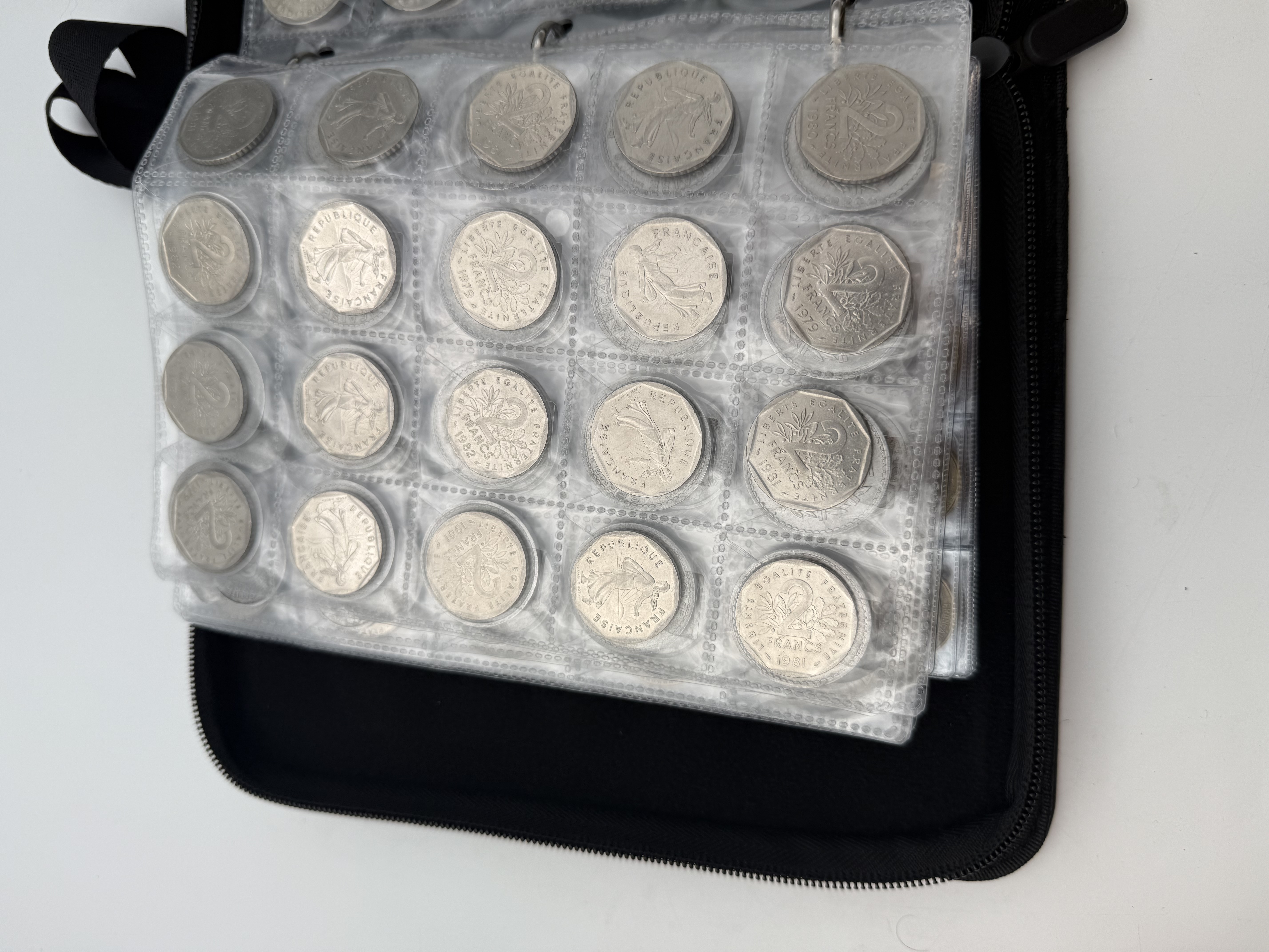 France - A collection of several hundred coins arranged in a special coin album, various conditions and years. - 1 31