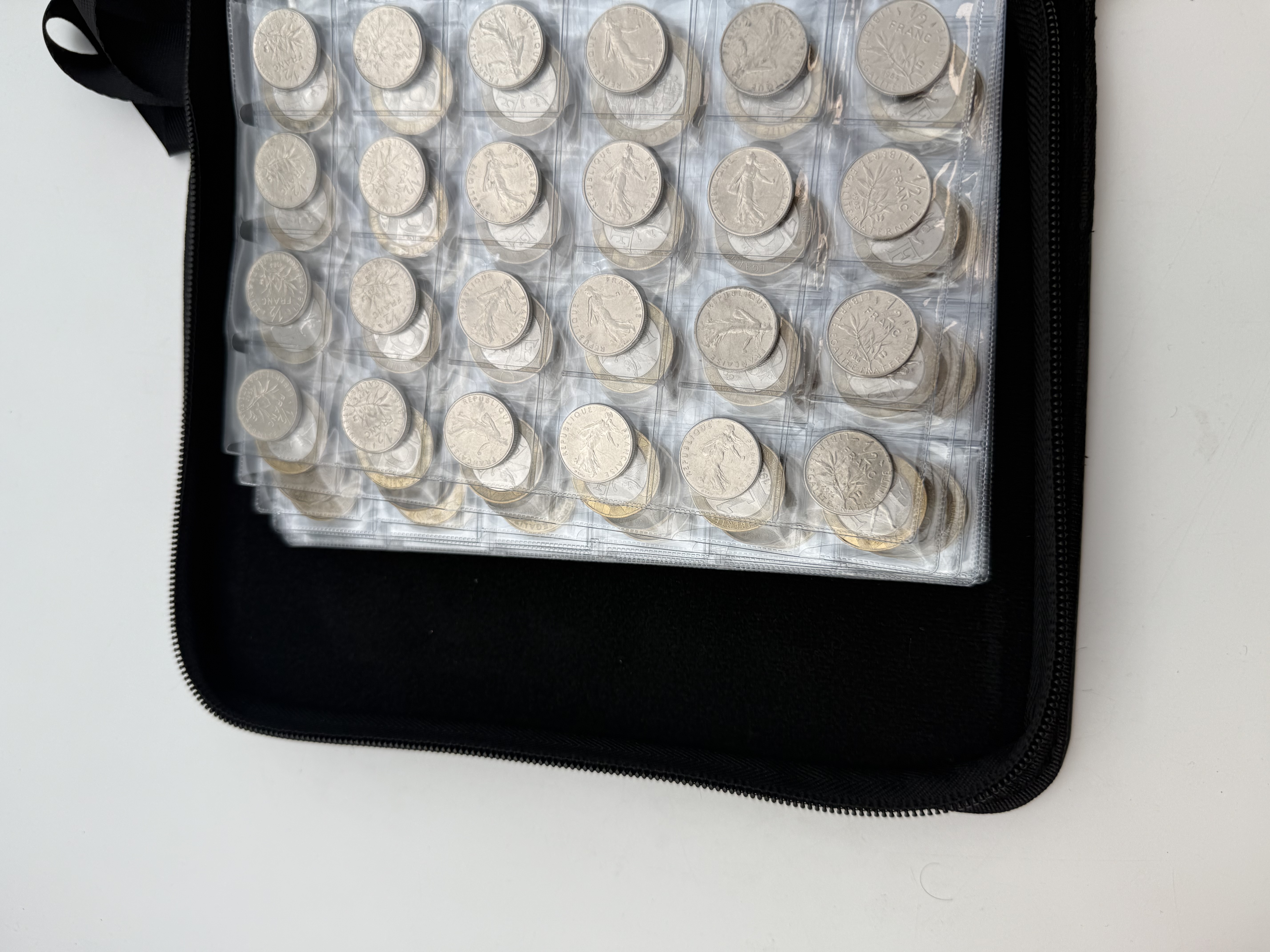 France - A collection of several hundred coins arranged in a special coin album, various conditions and years. - 1 11