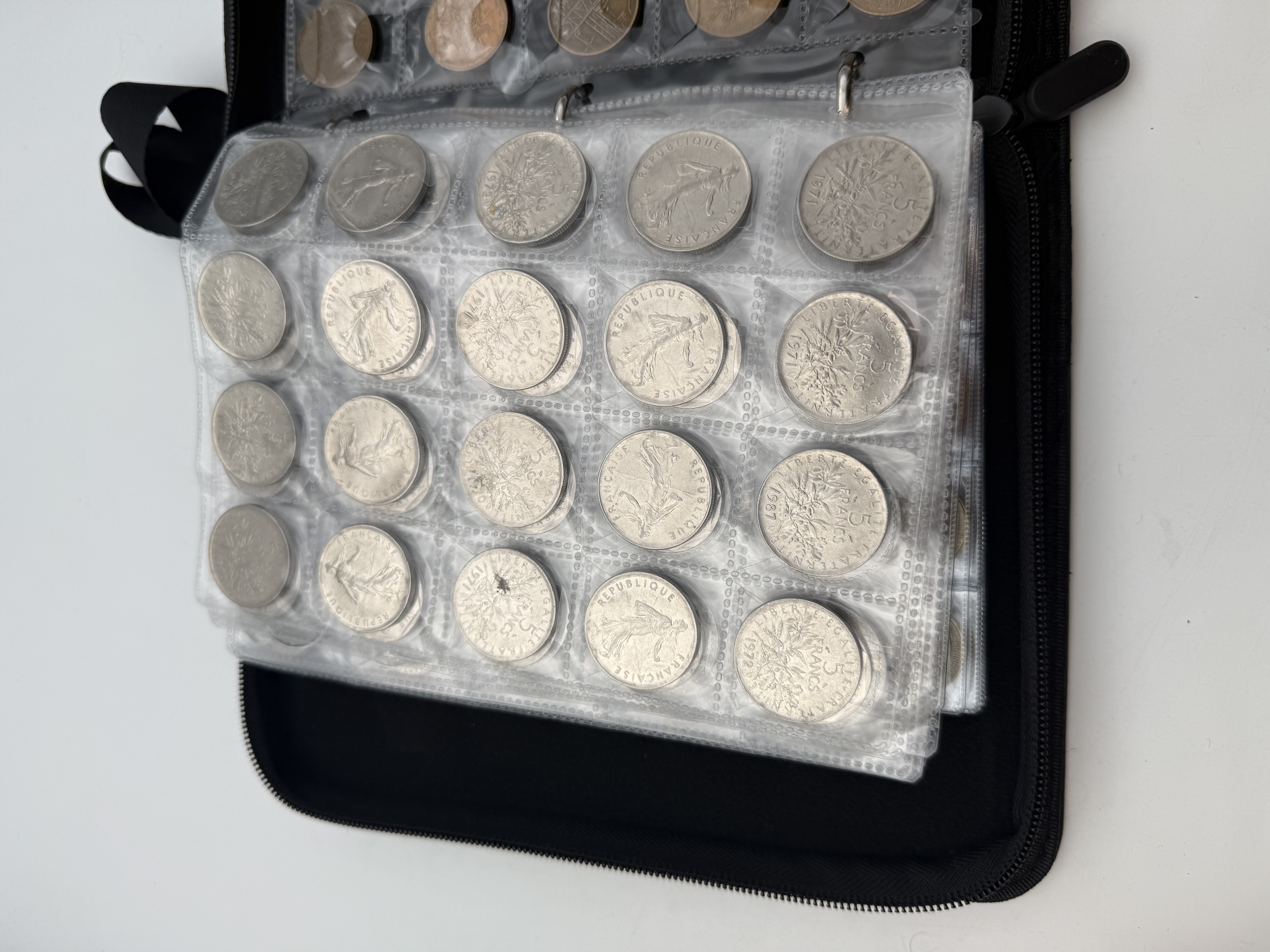 France - A collection of several hundred coins arranged in a special coin album, various conditions and years. - 1 33