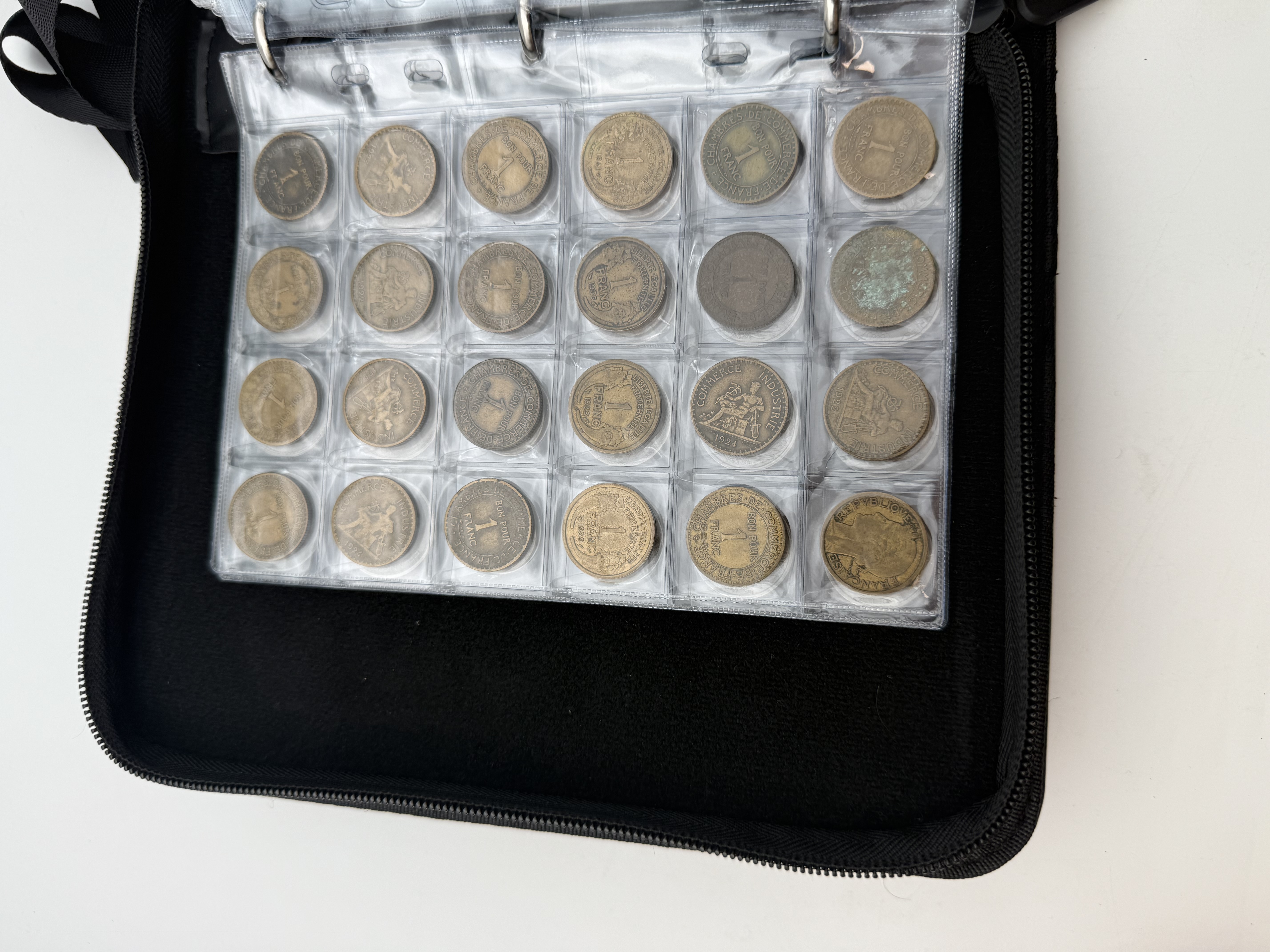 France - A collection of several hundred coins arranged in a special coin album, various conditions and years. - 1 39