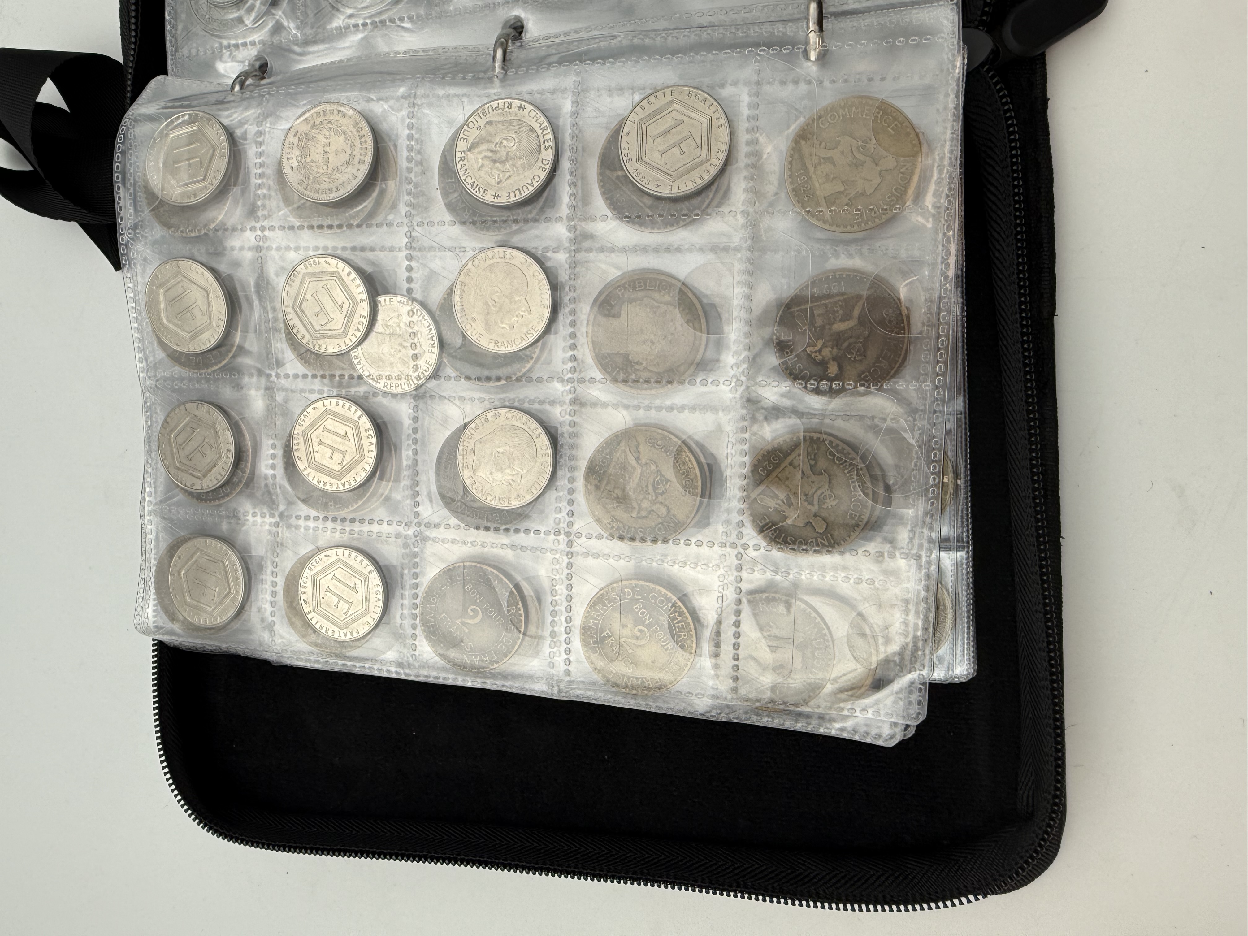 France - A collection of several hundred coins arranged in a special coin album, various conditions and years. - 1 22