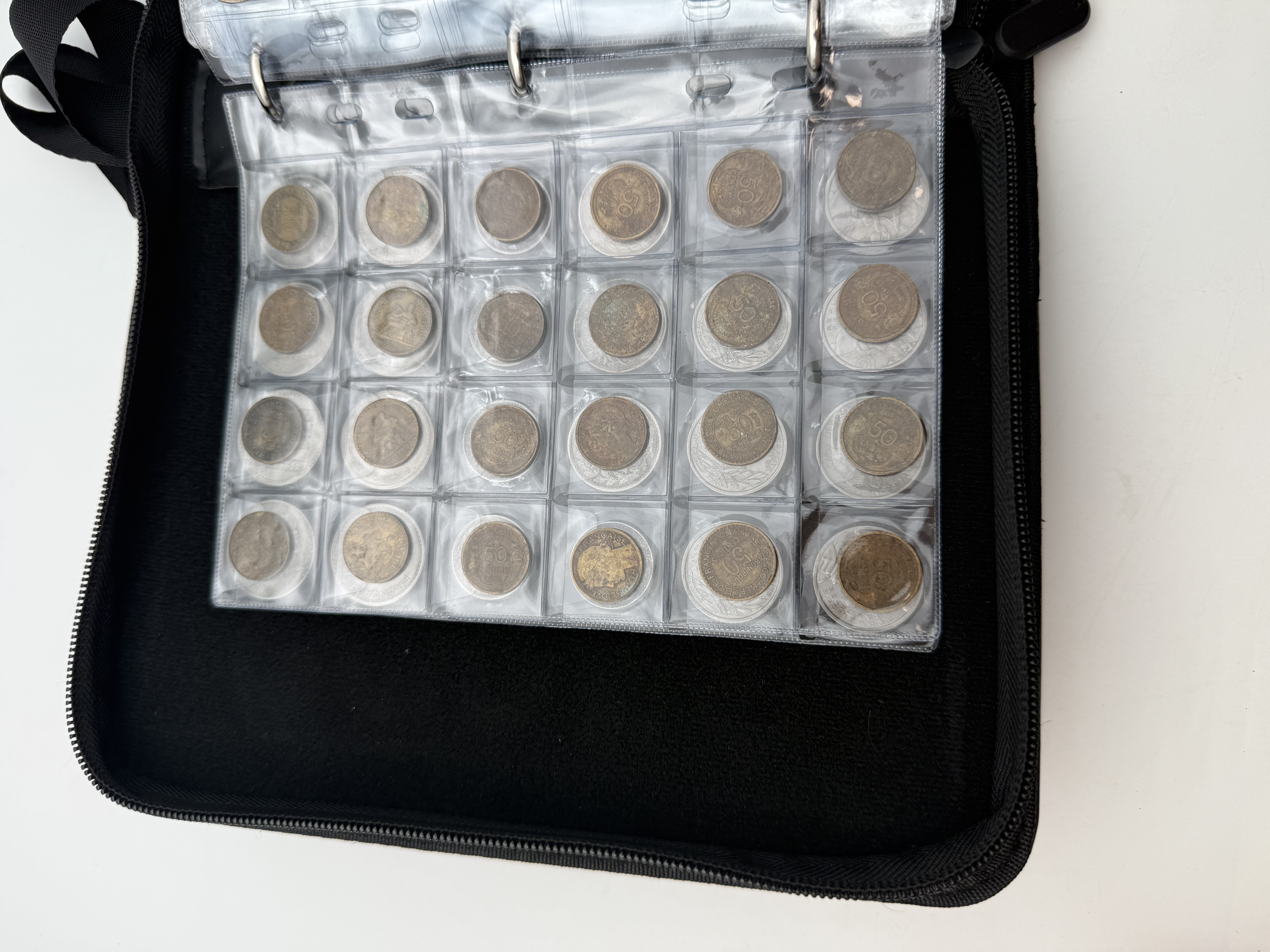 France - A collection of several hundred coins arranged in a special coin album, various conditions and years. - 1 37