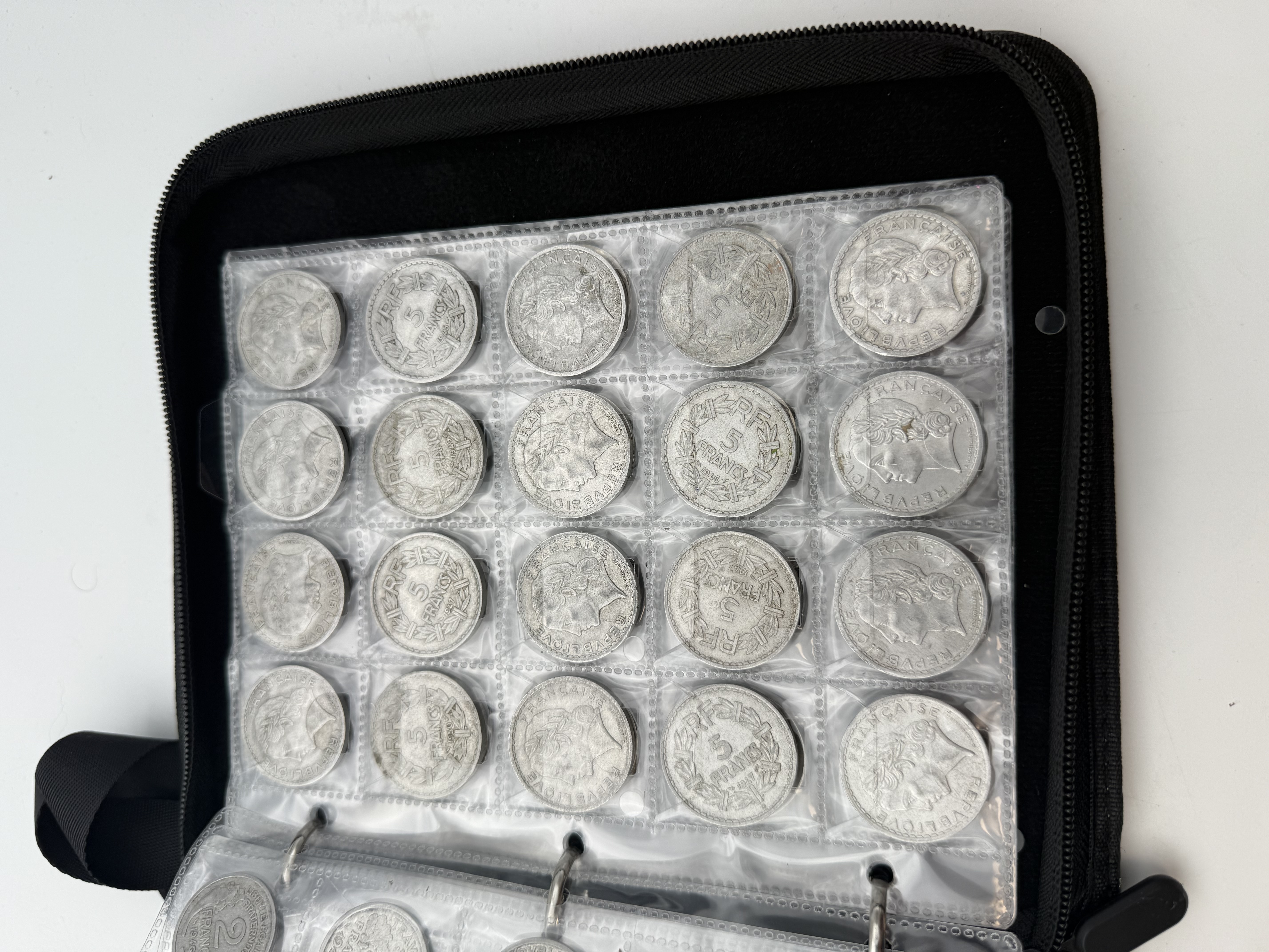 France - A collection of several hundred coins arranged in a special coin album, various conditions and years. - 1 28