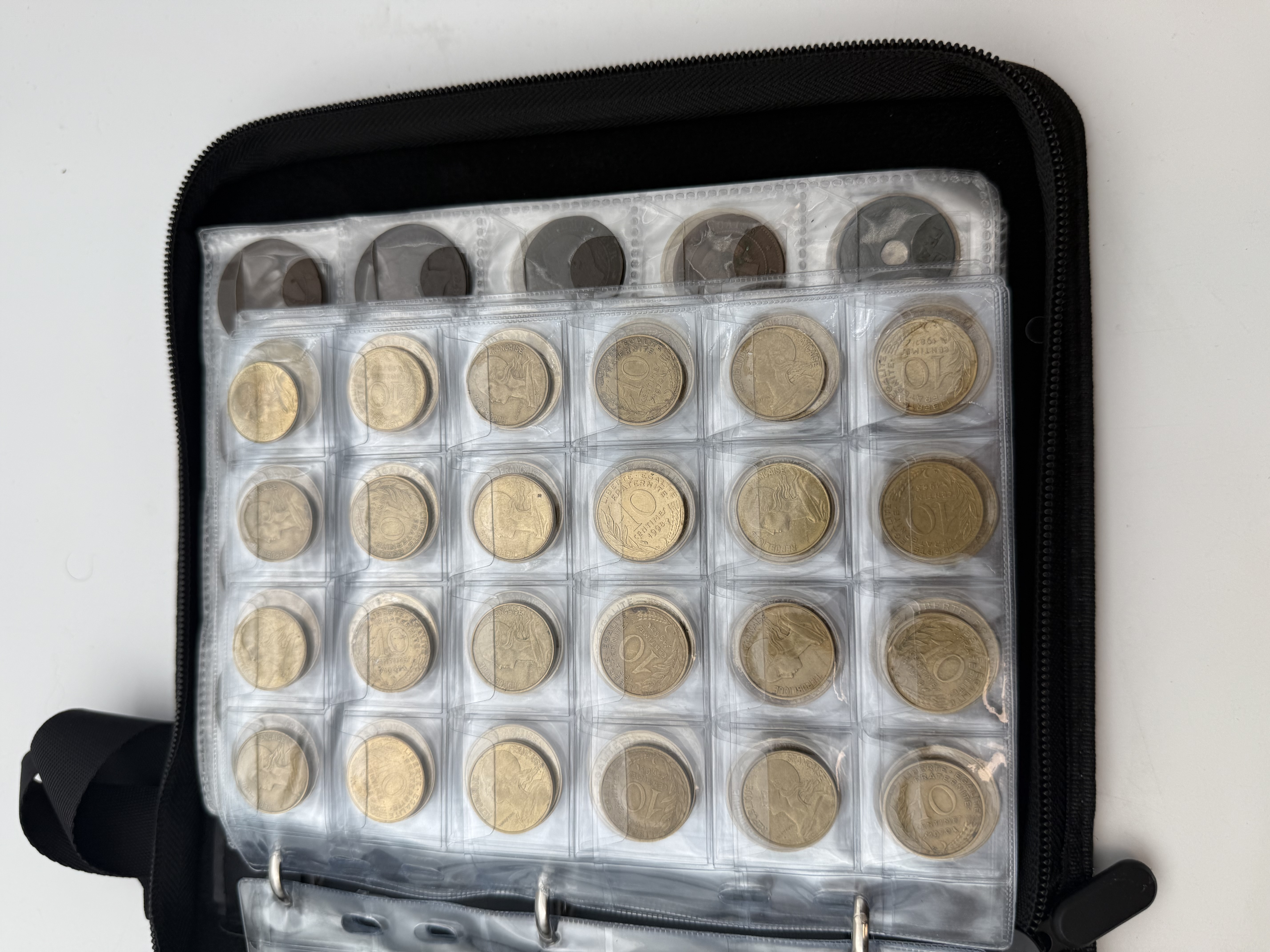France - A collection of several hundred coins arranged in a special coin album, various conditions and years. - 1 2
