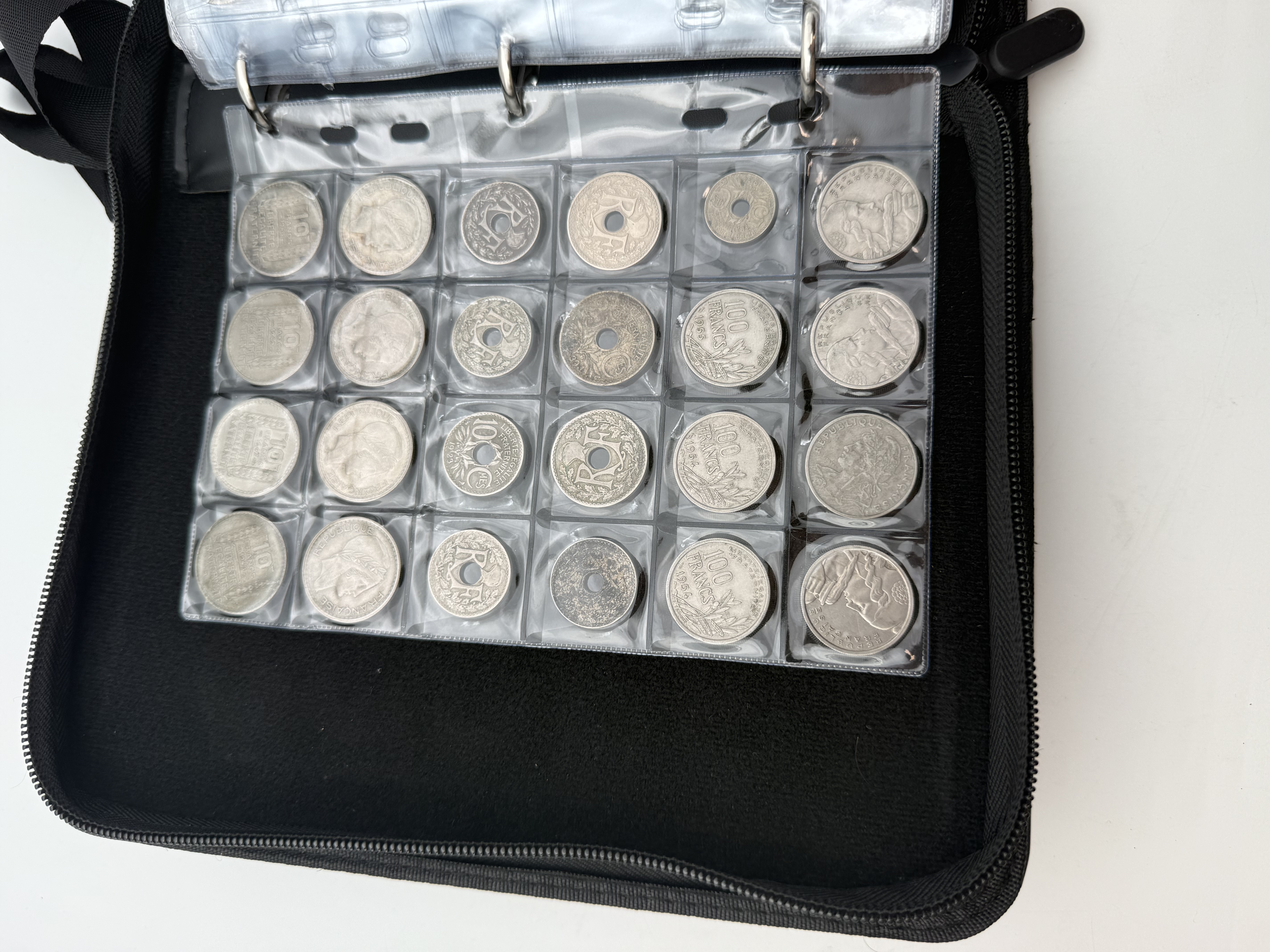 France - A collection of several hundred coins arranged in a special coin album, various conditions and years. - 1 23