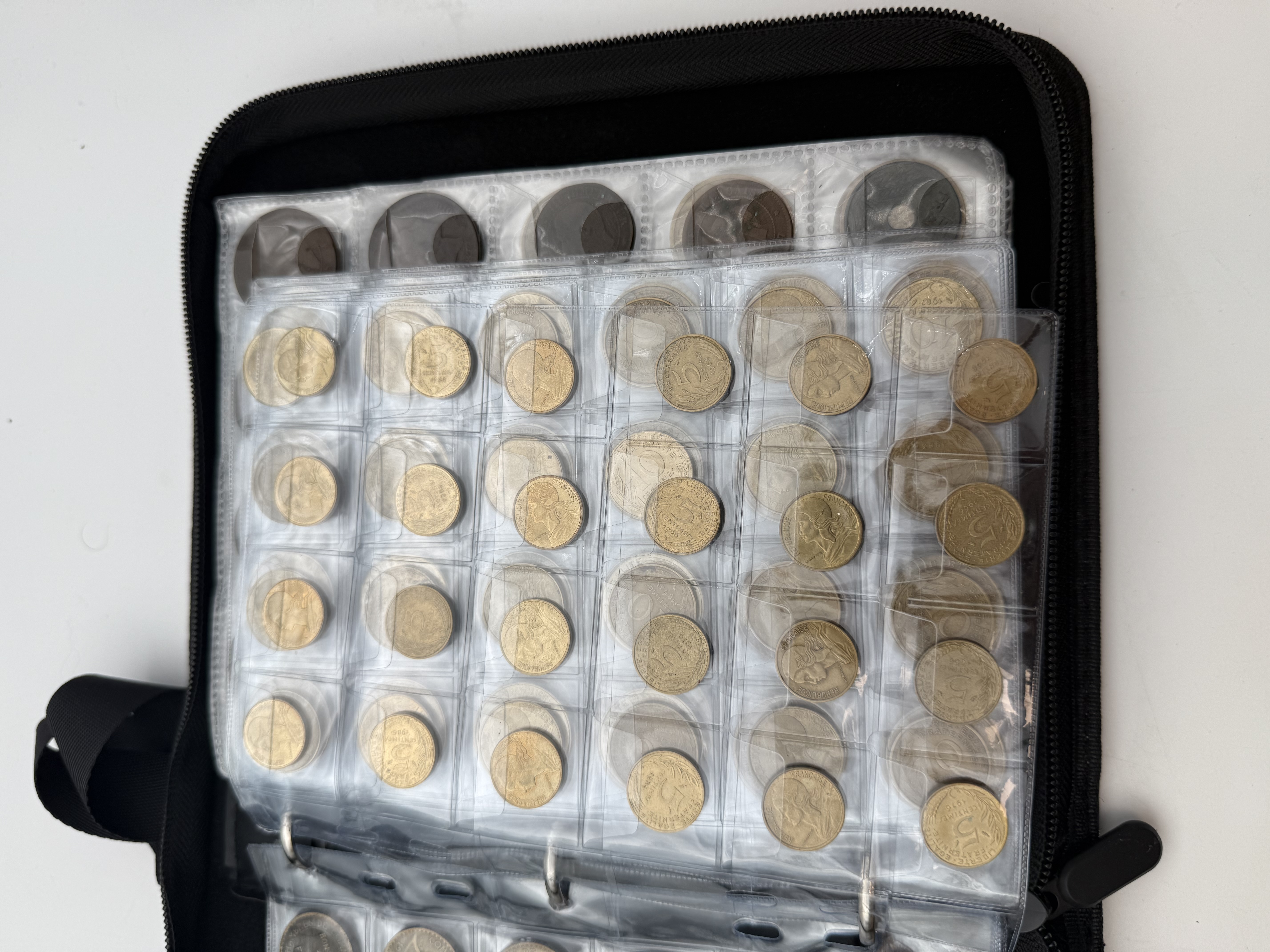France - A collection of several hundred coins arranged in a special coin album, various conditions and years. - 1 40