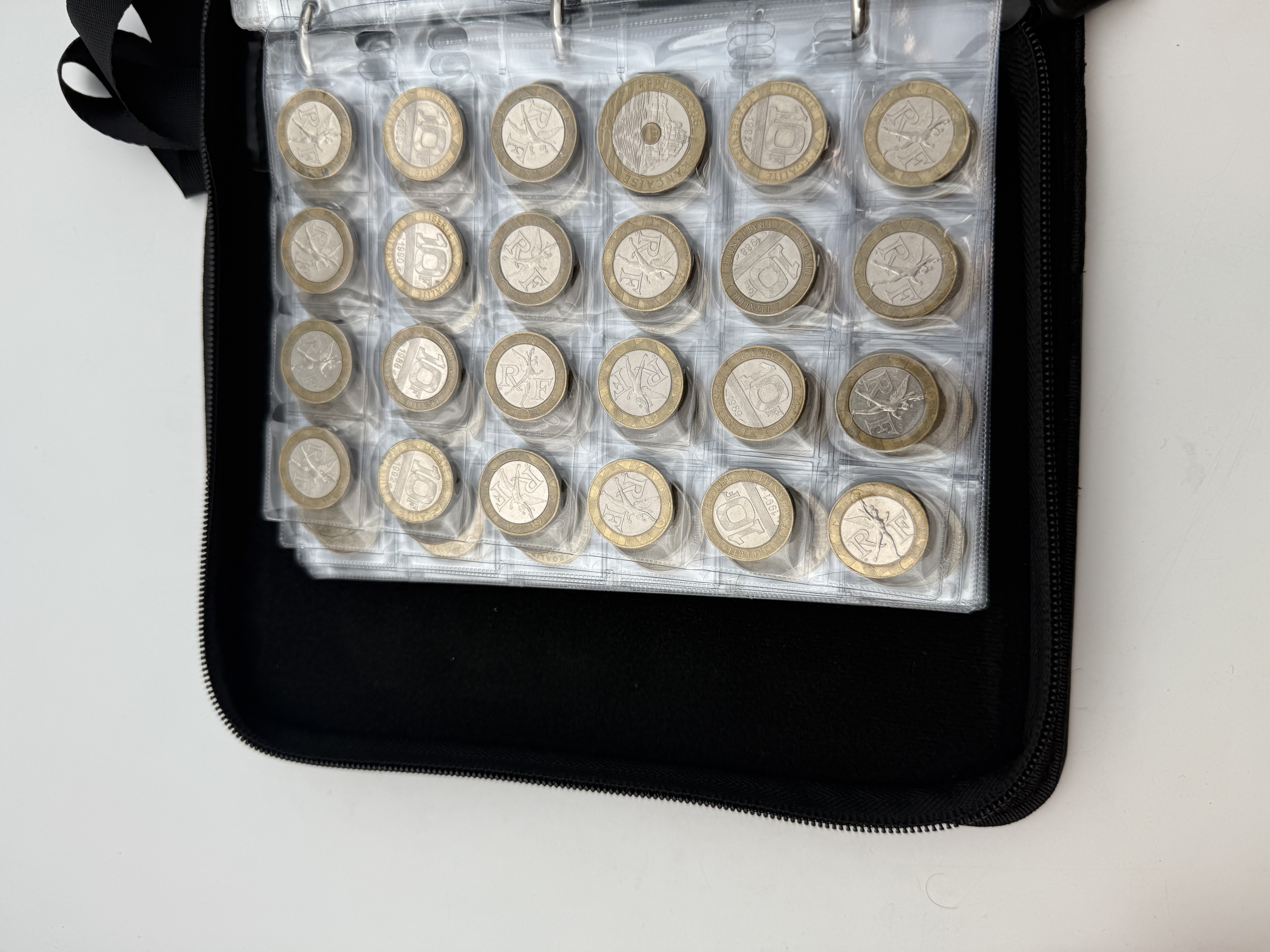 France - A collection of several hundred coins arranged in a special coin album, various conditions and years. - 1 9