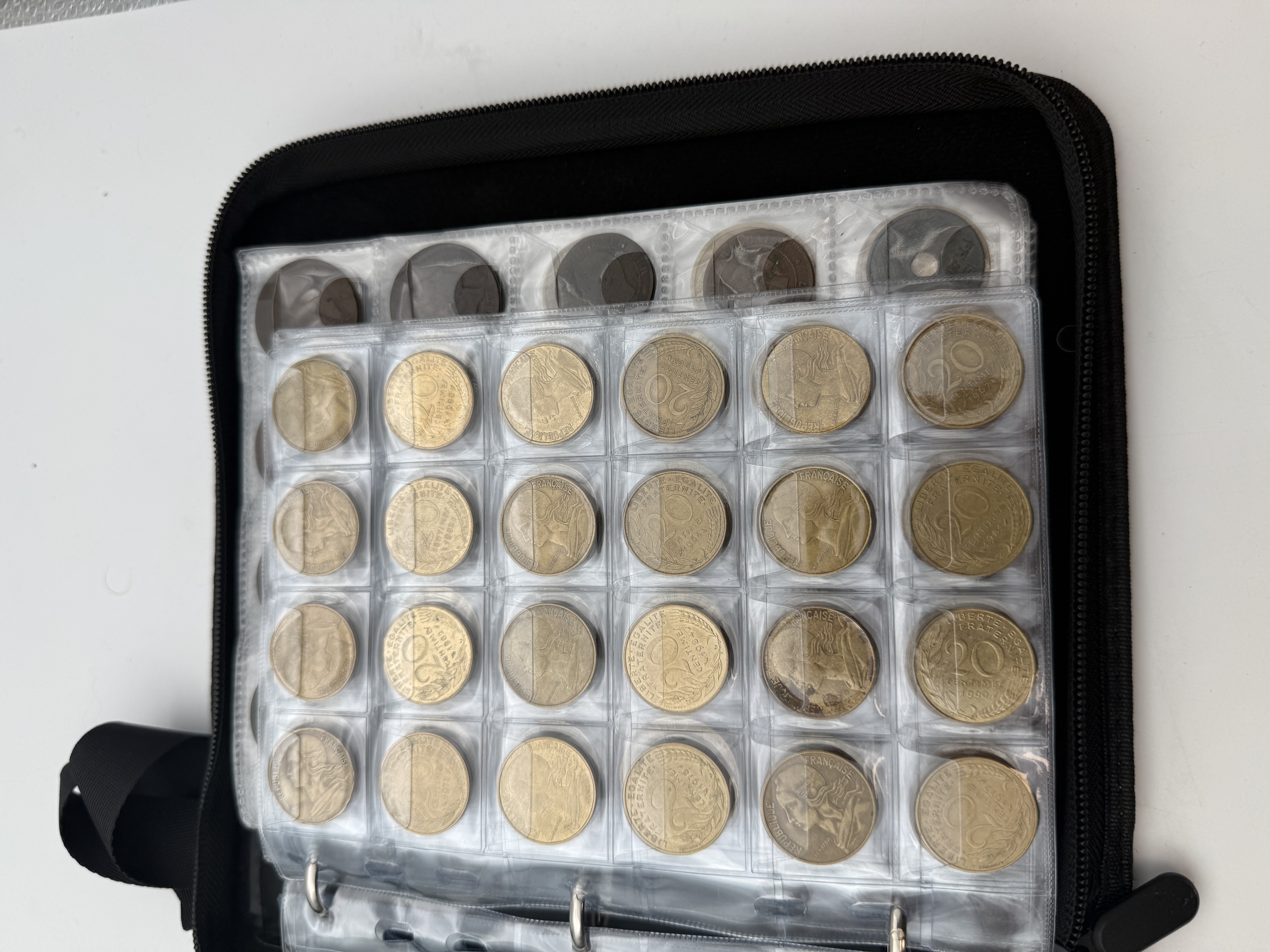 France - A collection of several hundred coins arranged in a special coin album, various conditions and years. - 1 4