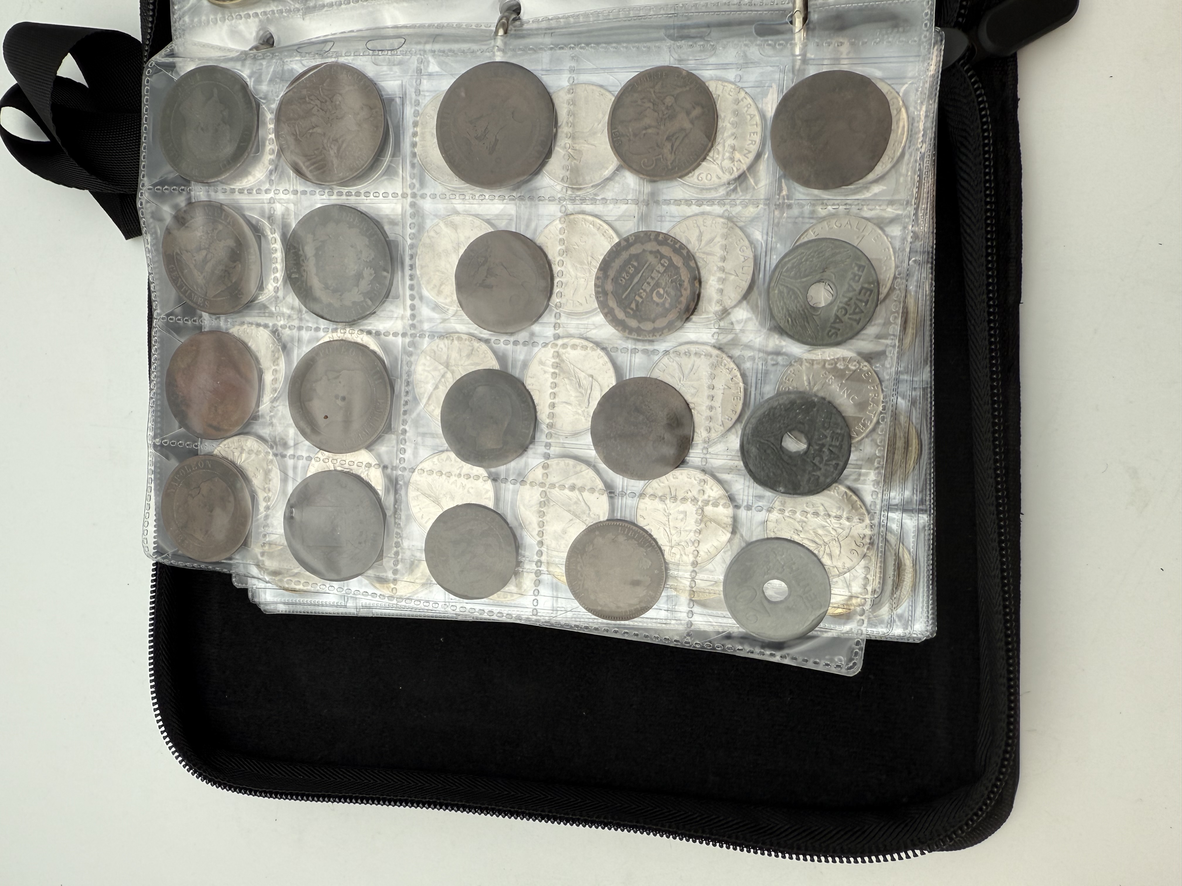France - A collection of several hundred coins arranged in a special coin album, various conditions and years. - 1 16