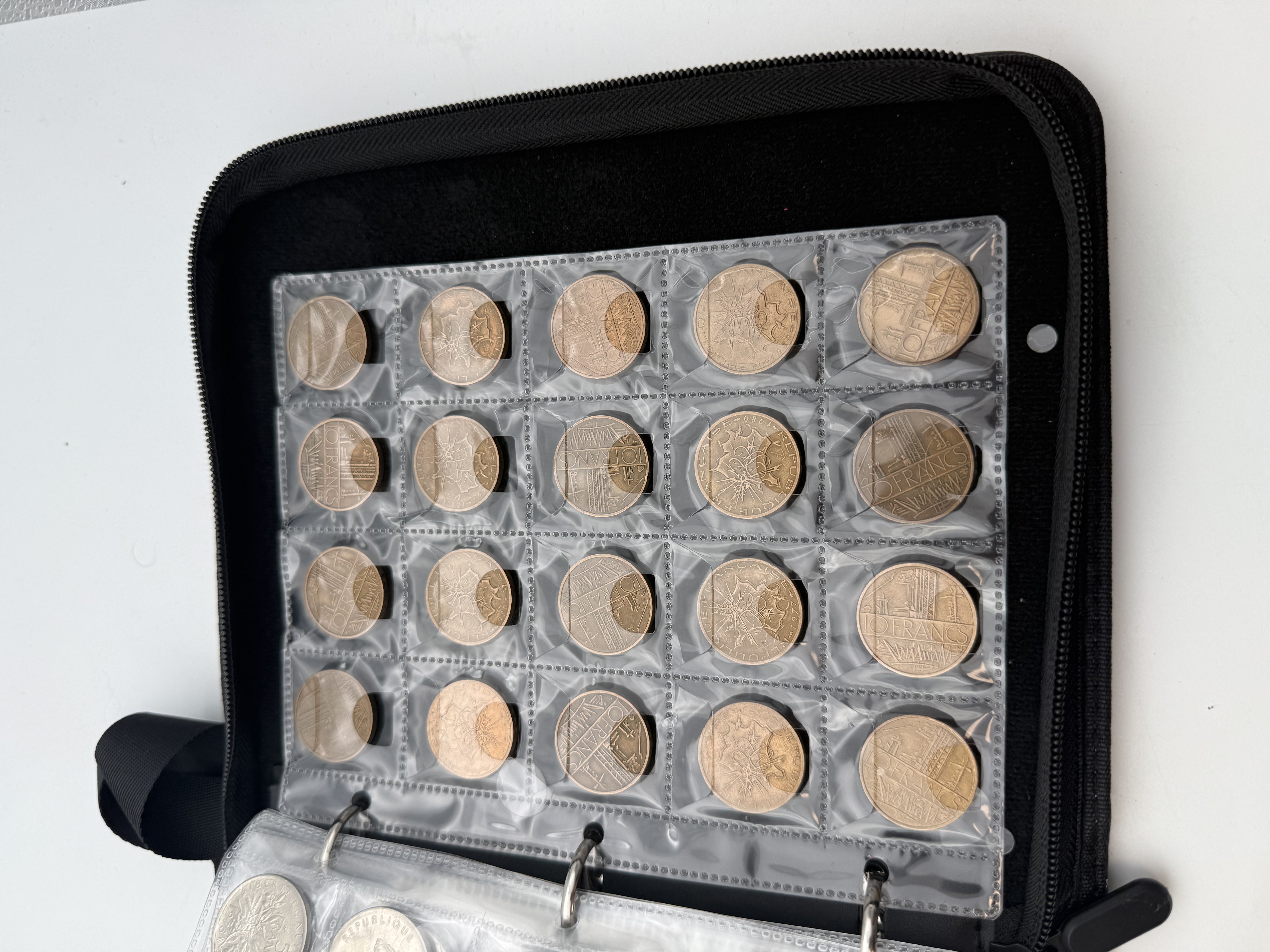 France - A collection of several hundred coins arranged in a special coin album, various conditions and years. - 1 35