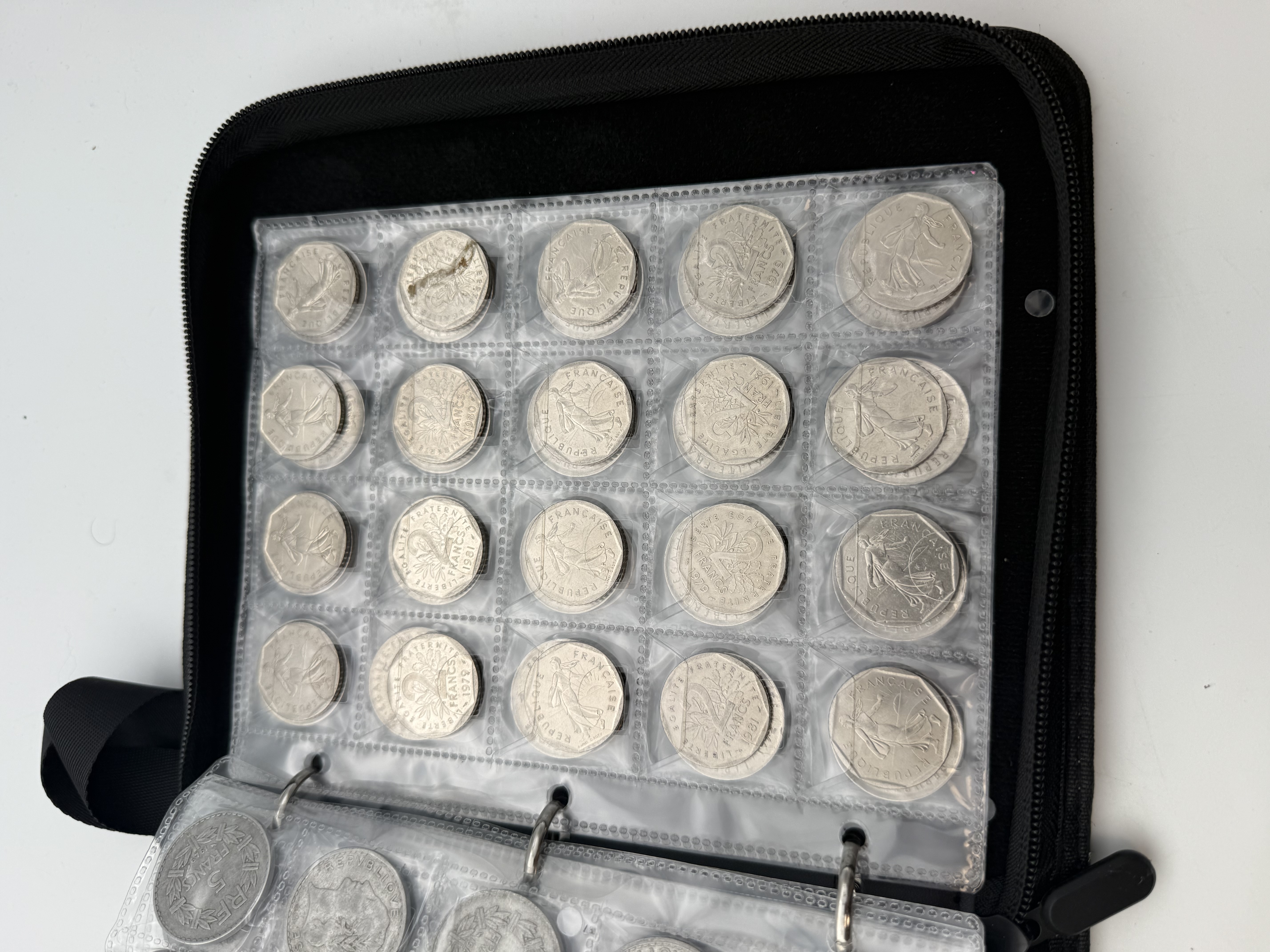 France - A collection of several hundred coins arranged in a special coin album, various conditions and years. - 1 30
