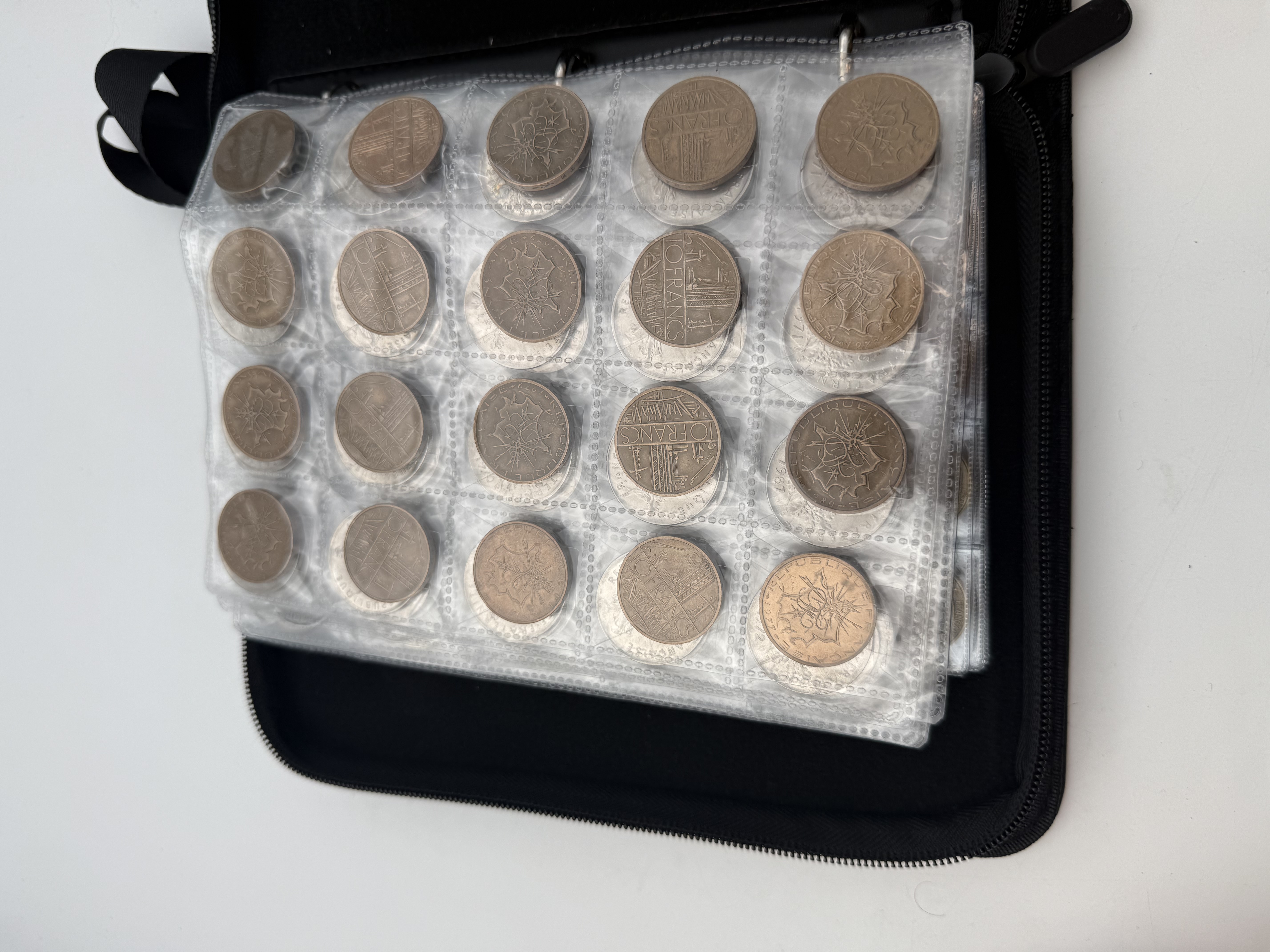 France - A collection of several hundred coins arranged in a special coin album, various conditions and years. - 1 36
