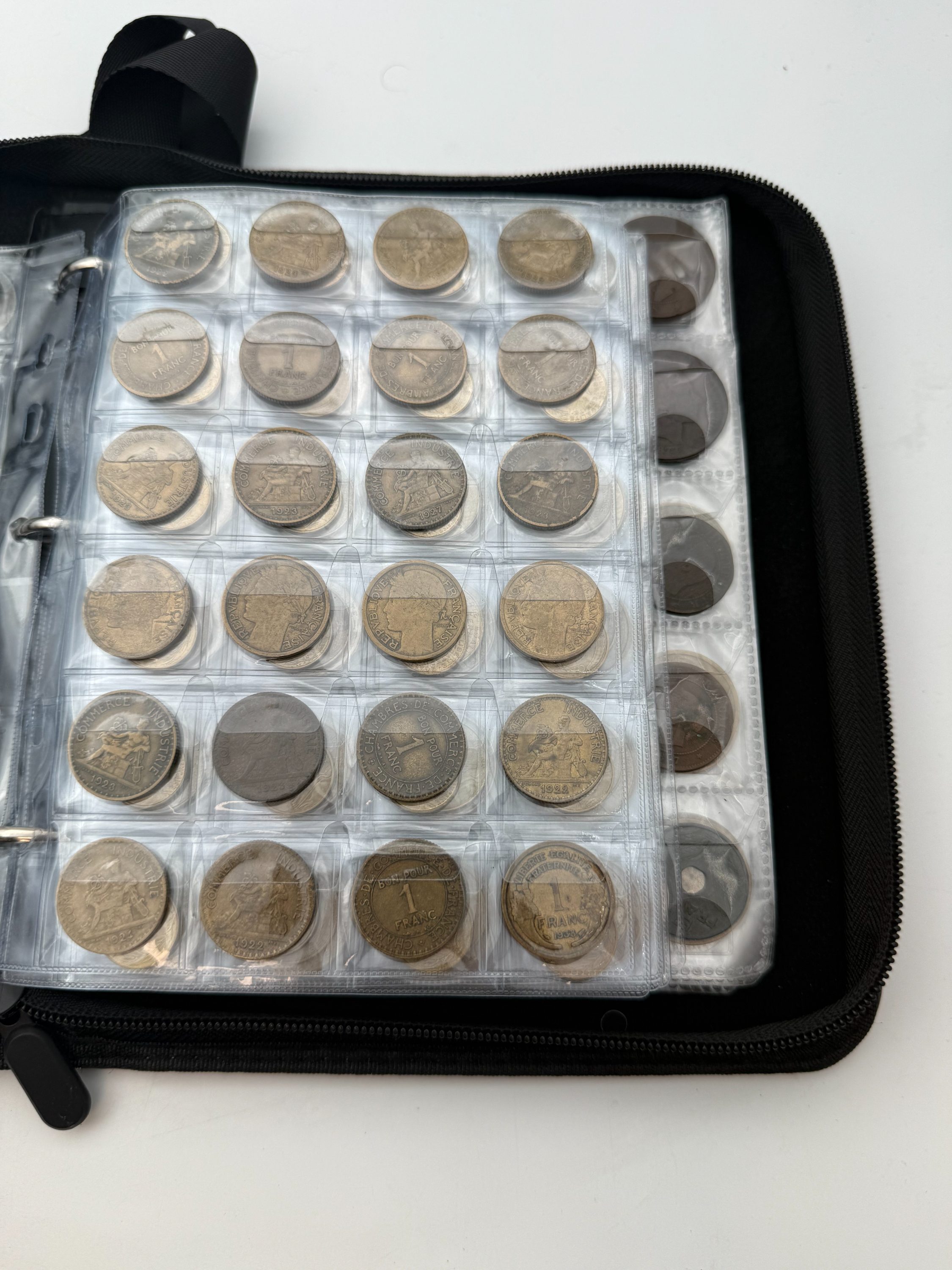 France - A collection of several hundred coins arranged in a special coin album, various conditions and years. - 1 38