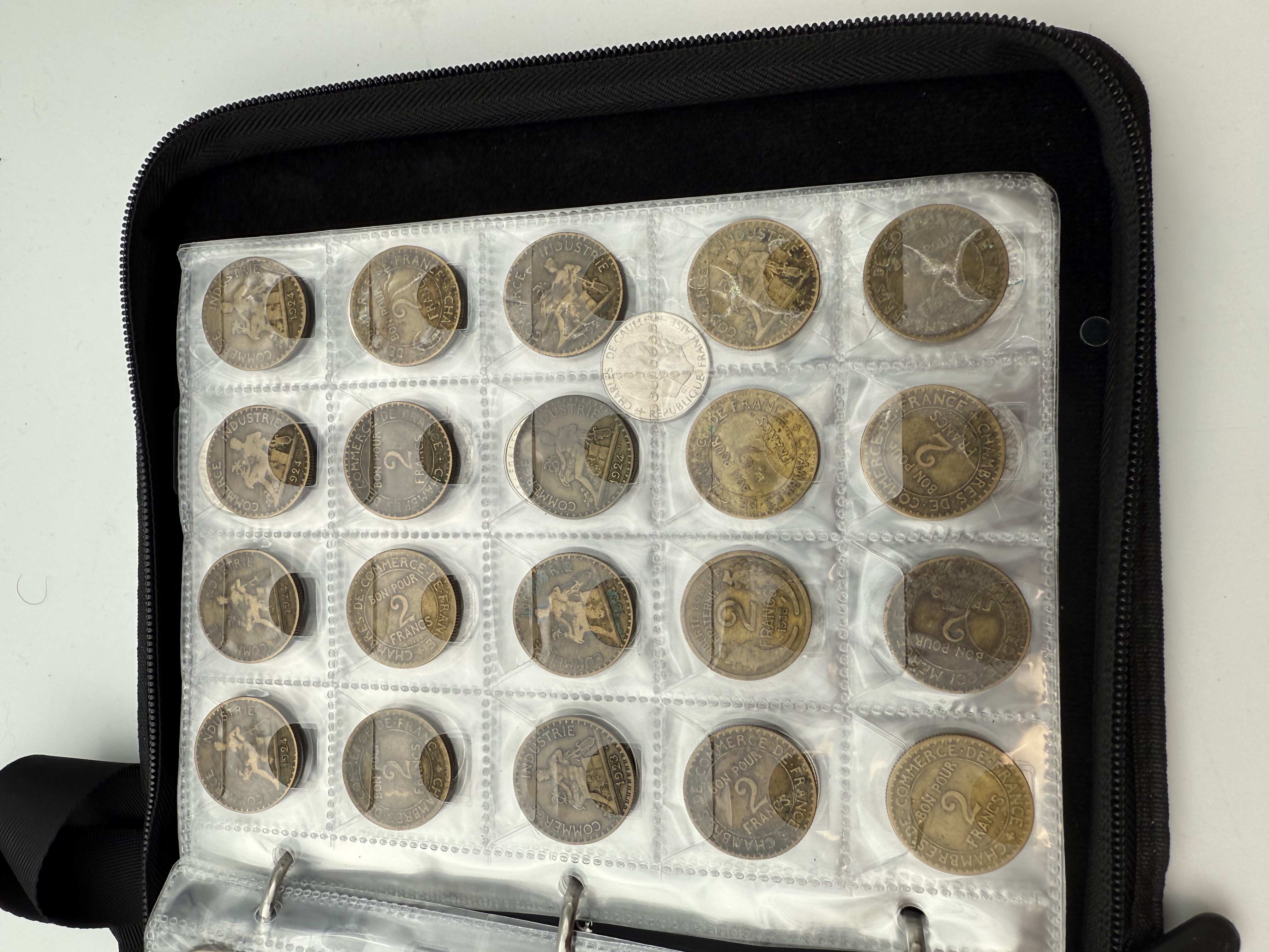 France - A collection of several hundred coins arranged in a special coin album, various conditions and years. - 1 19