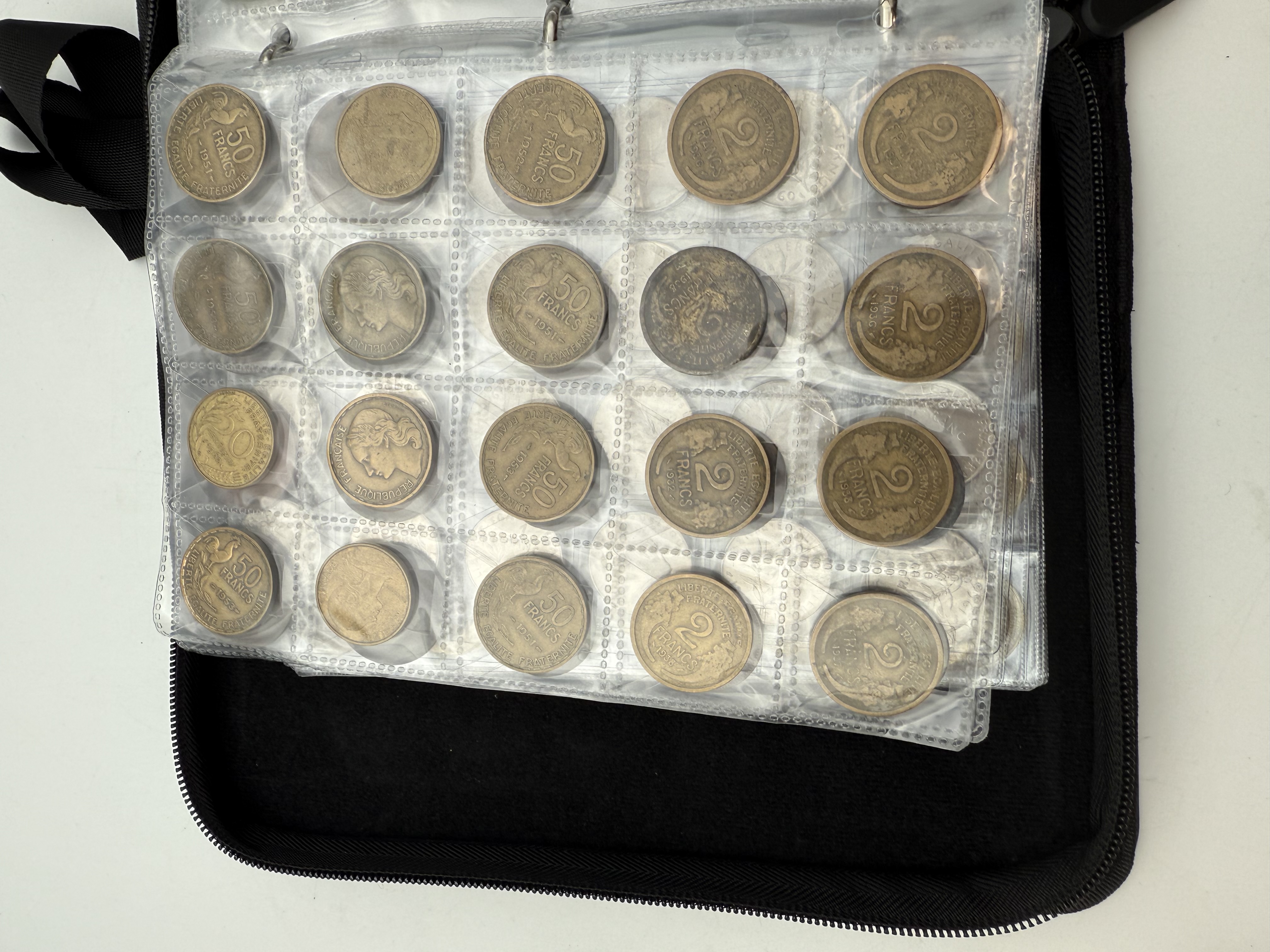 France - A collection of several hundred coins arranged in a special coin album, various conditions and years. - 1 18