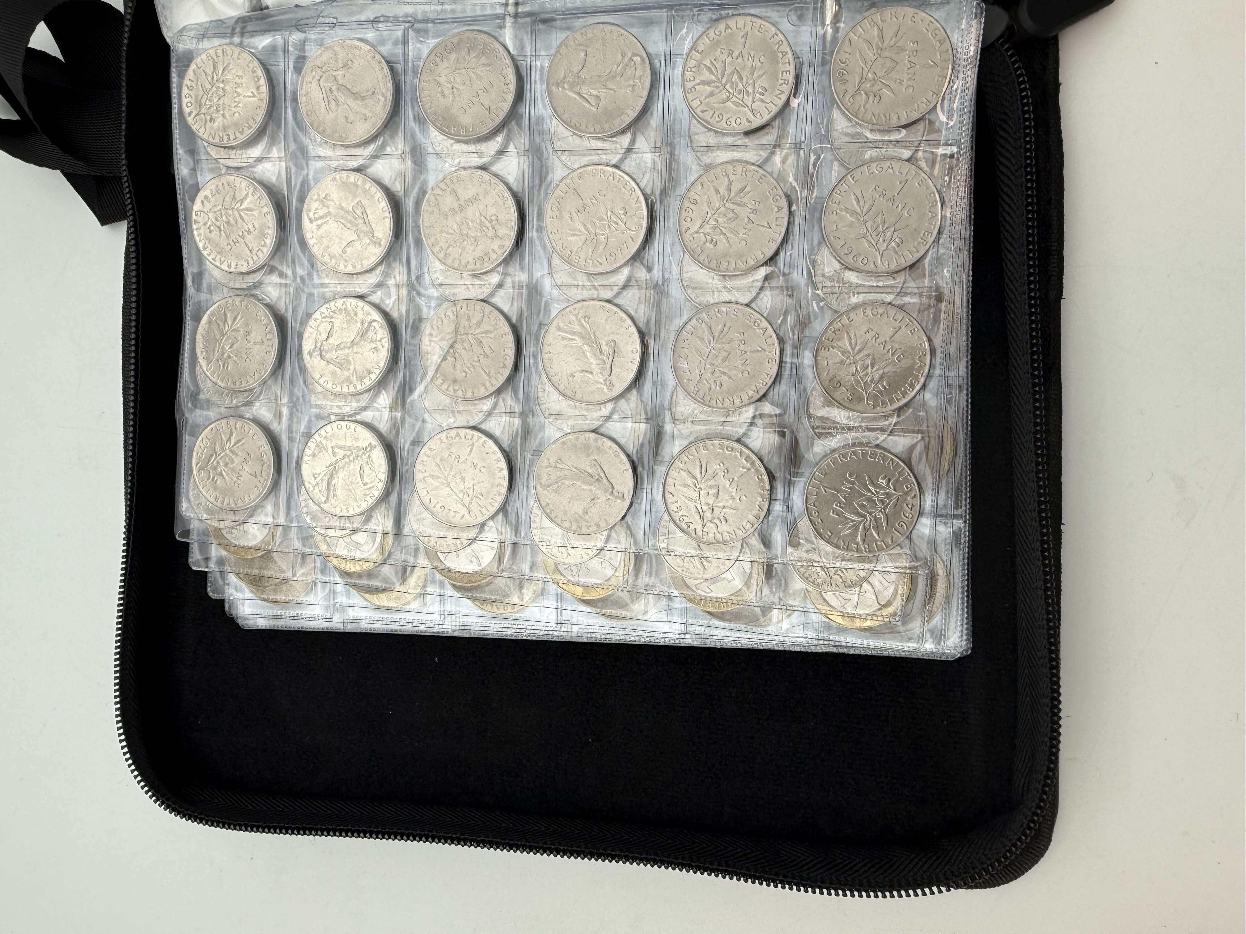 France - A collection of several hundred coins arranged in a special coin album, various conditions and years. - 1 14