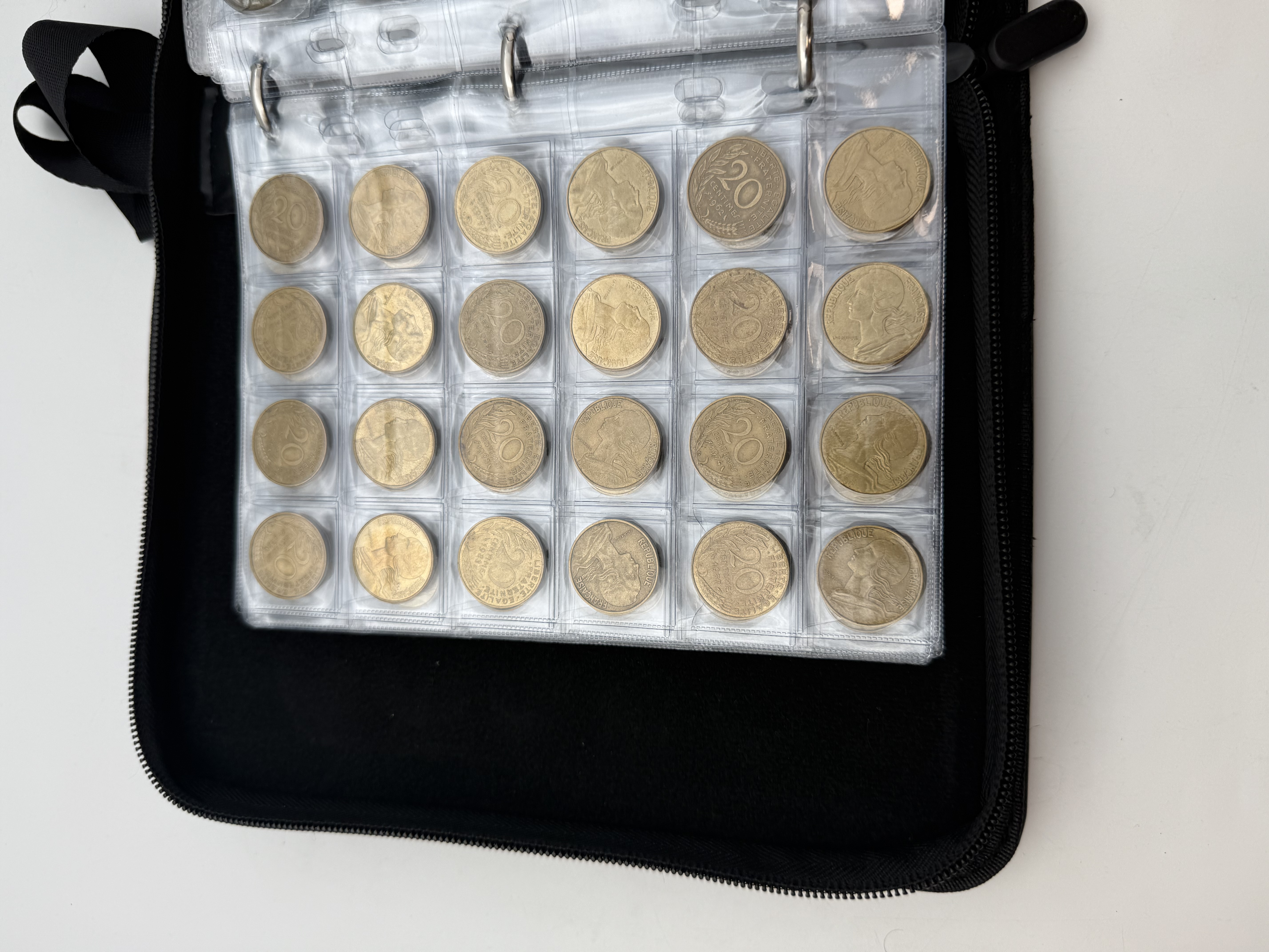 France - A collection of several hundred coins arranged in a special coin album, various conditions and years. - 1 5