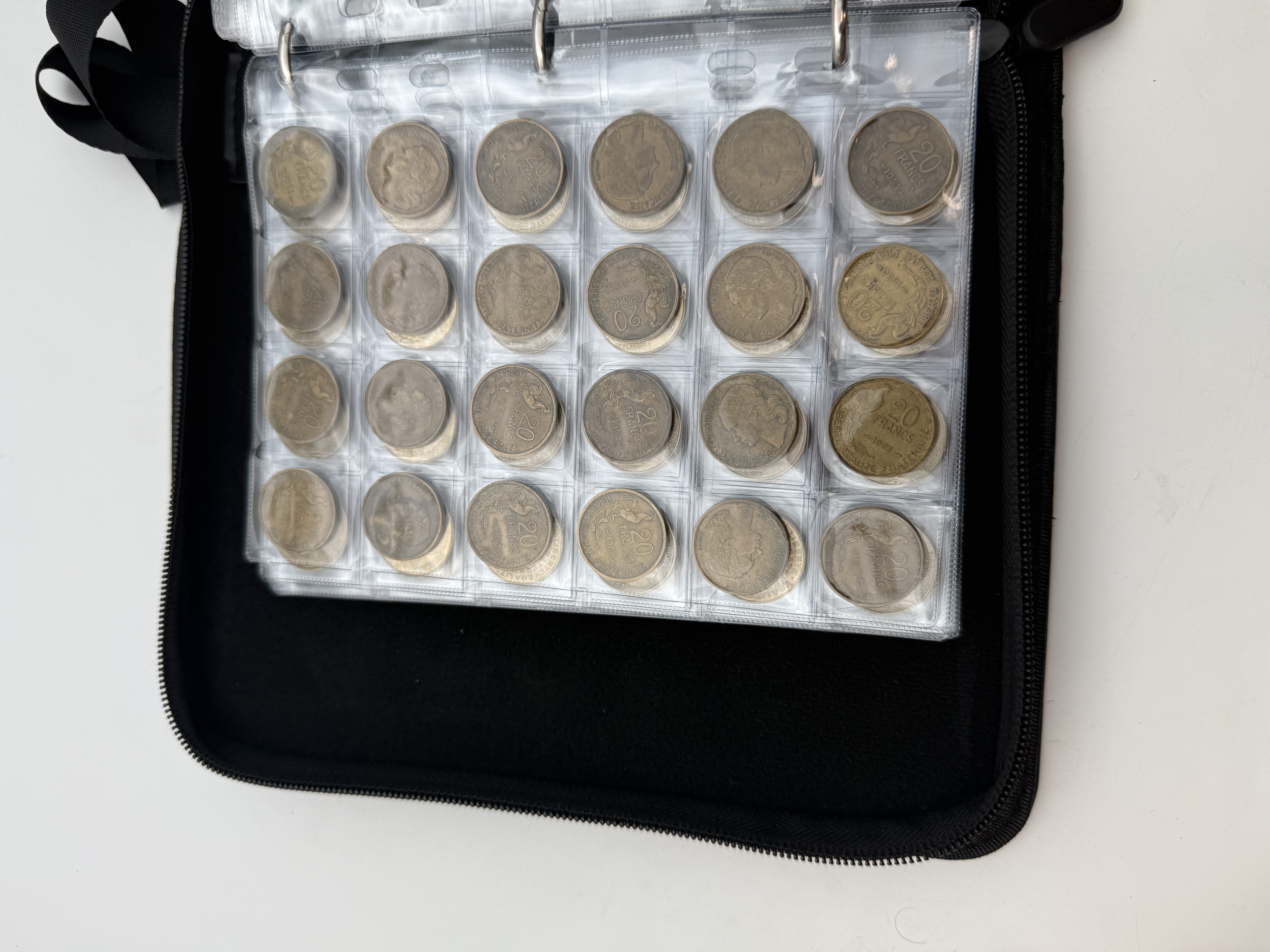 France - A collection of several hundred coins arranged in a special coin album, various conditions and years. - 1 7