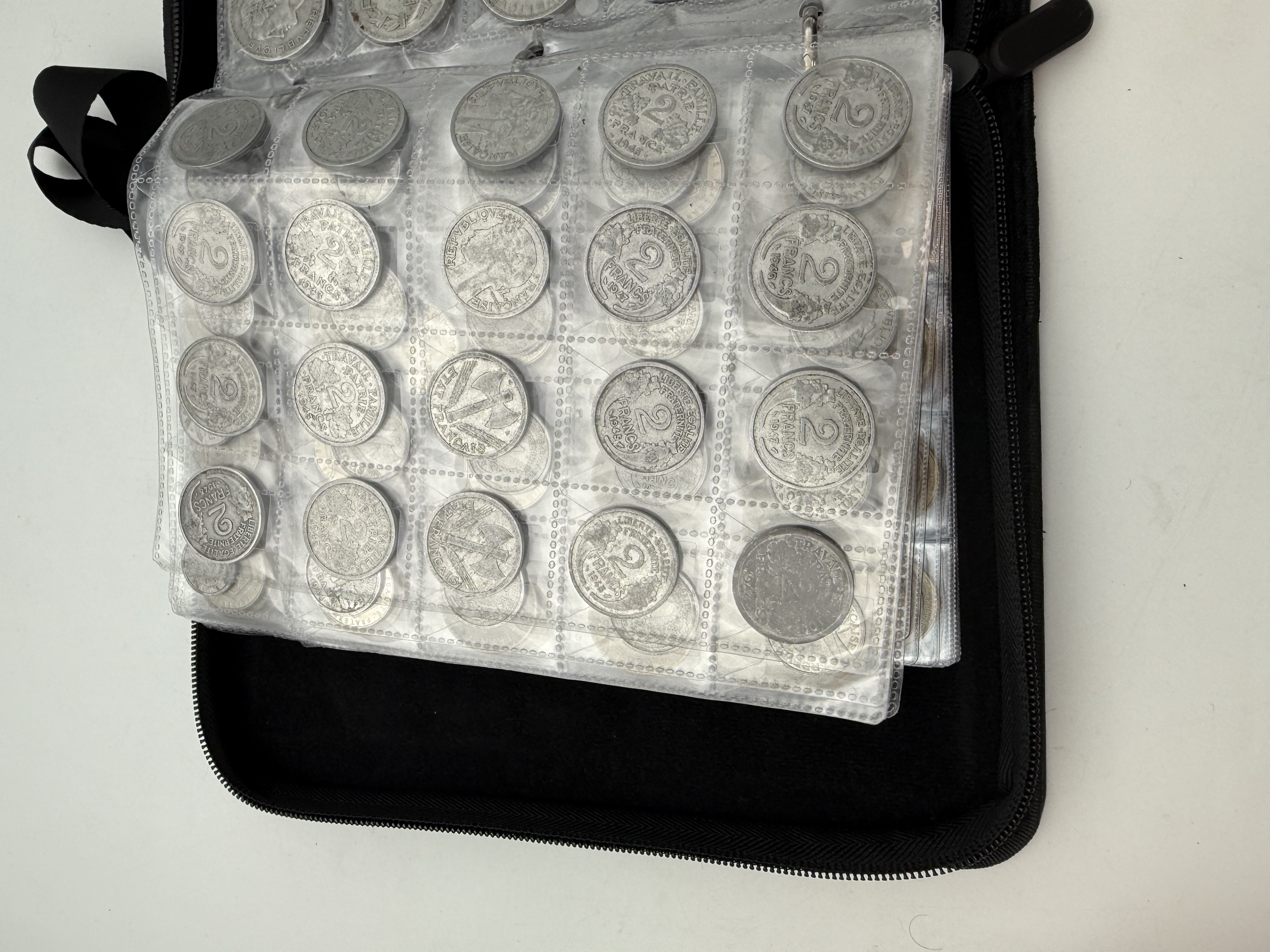 France - A collection of several hundred coins arranged in a special coin album, various conditions and years. - 1 27