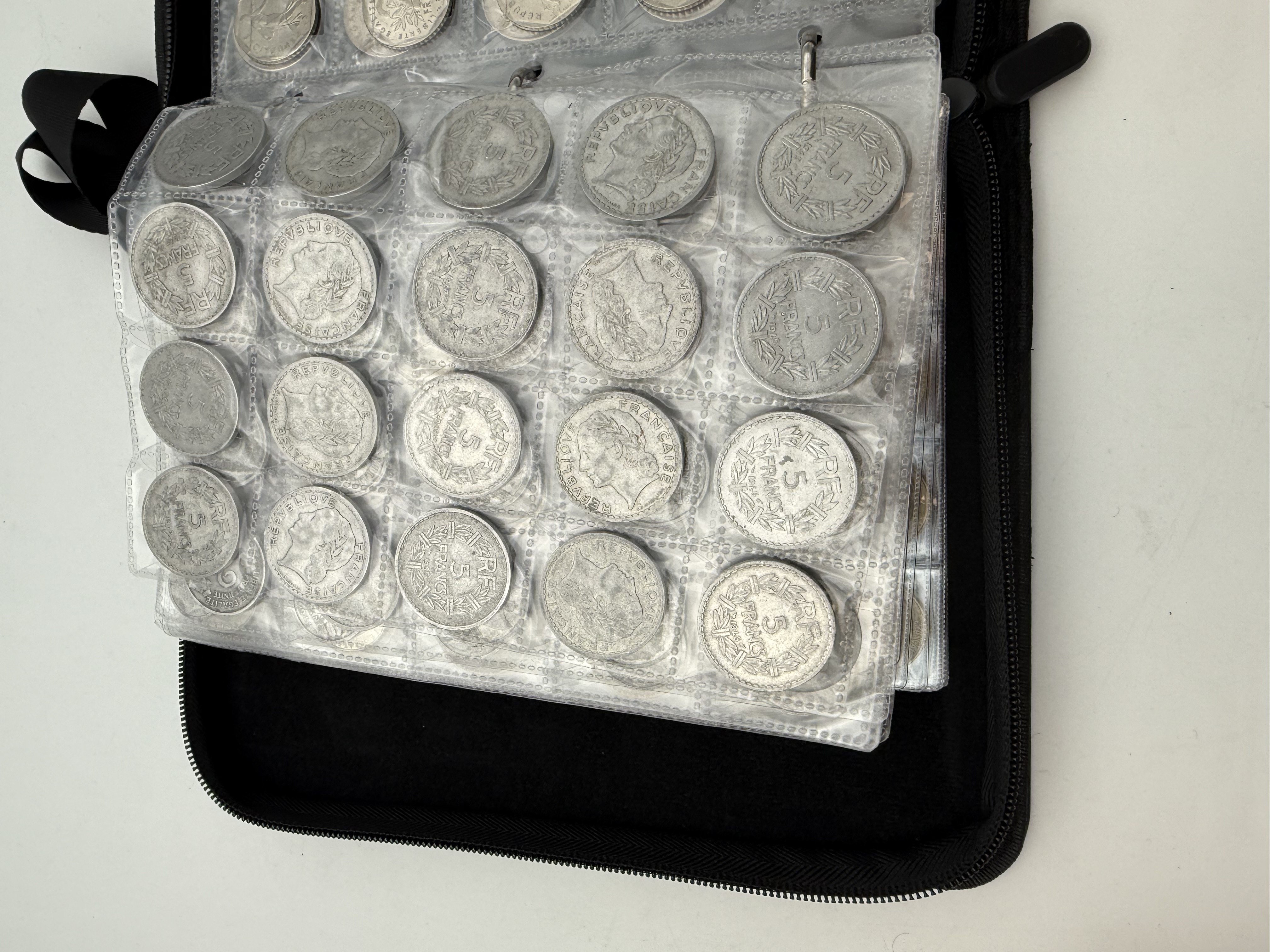 France - A collection of several hundred coins arranged in a special coin album, various conditions and years. - 1 29