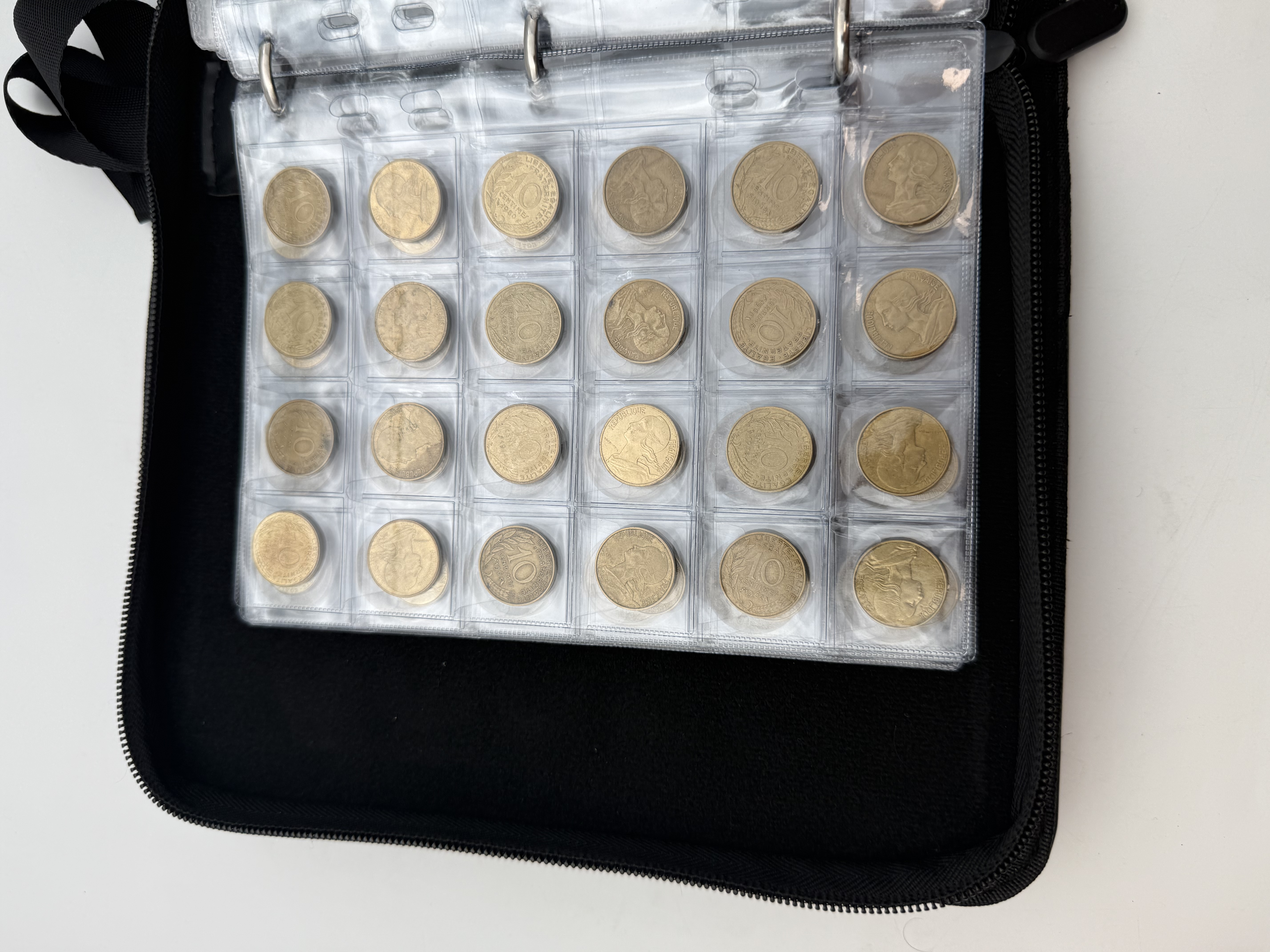 France - A collection of several hundred coins arranged in a special coin album, various conditions and years. - 1 3