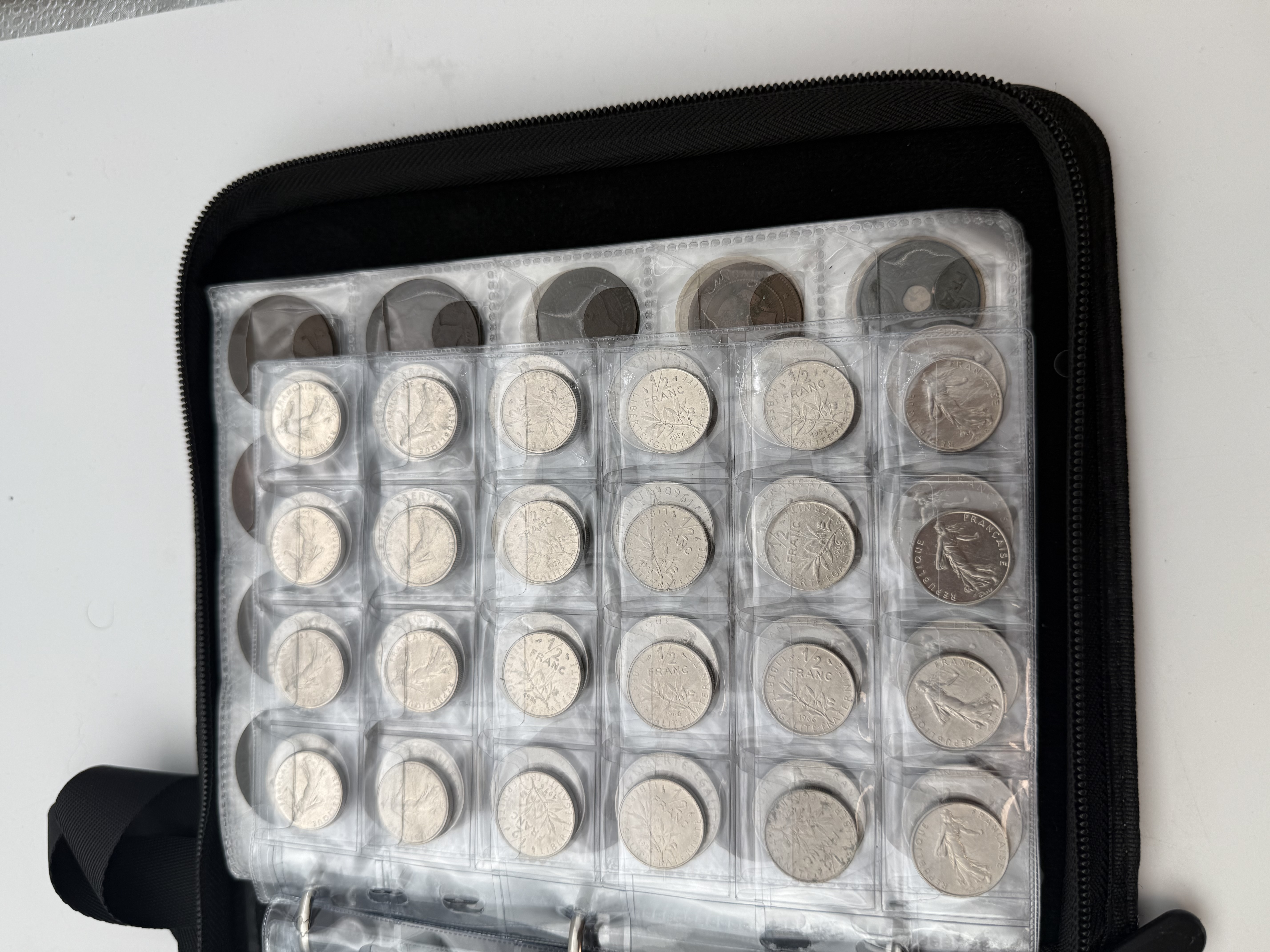 France - A collection of several hundred coins arranged in a special coin album, various conditions and years. - 1 10