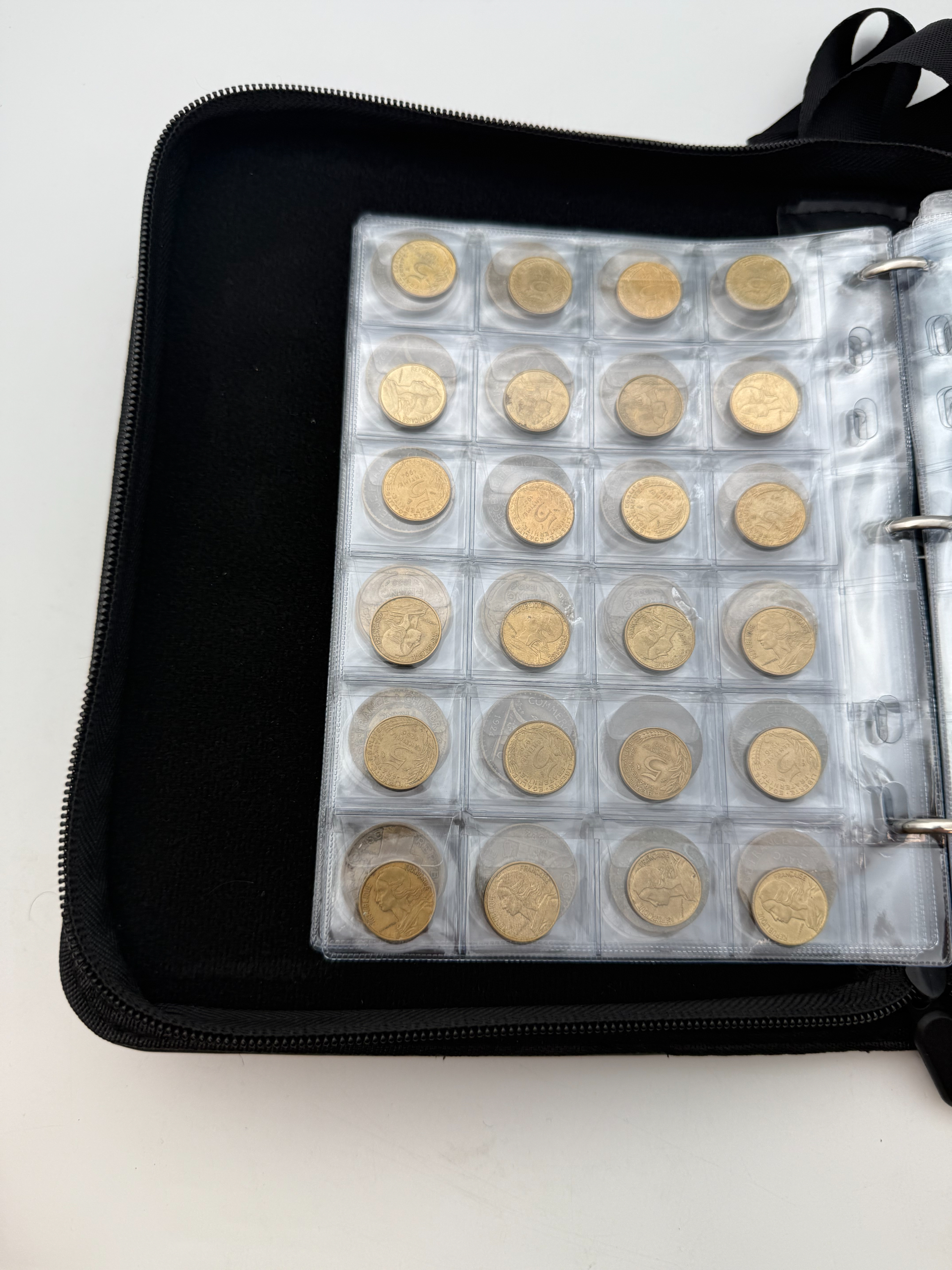 France - A collection of several hundred coins arranged in a special coin album, various conditions and years. - 1 41