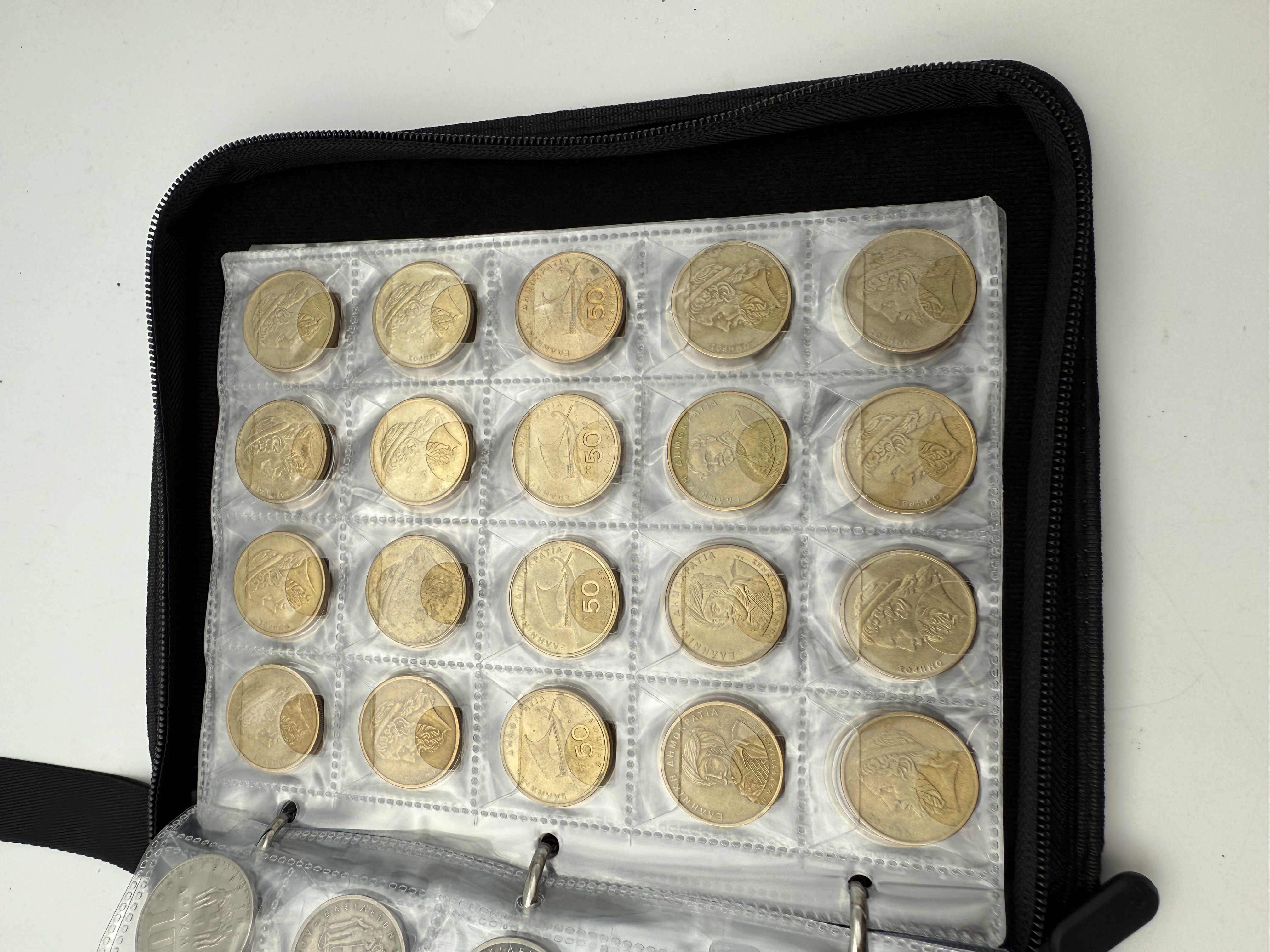 Greece - A collection of several hundred coins arranged in a special coin album, various conditions and years - 1 24