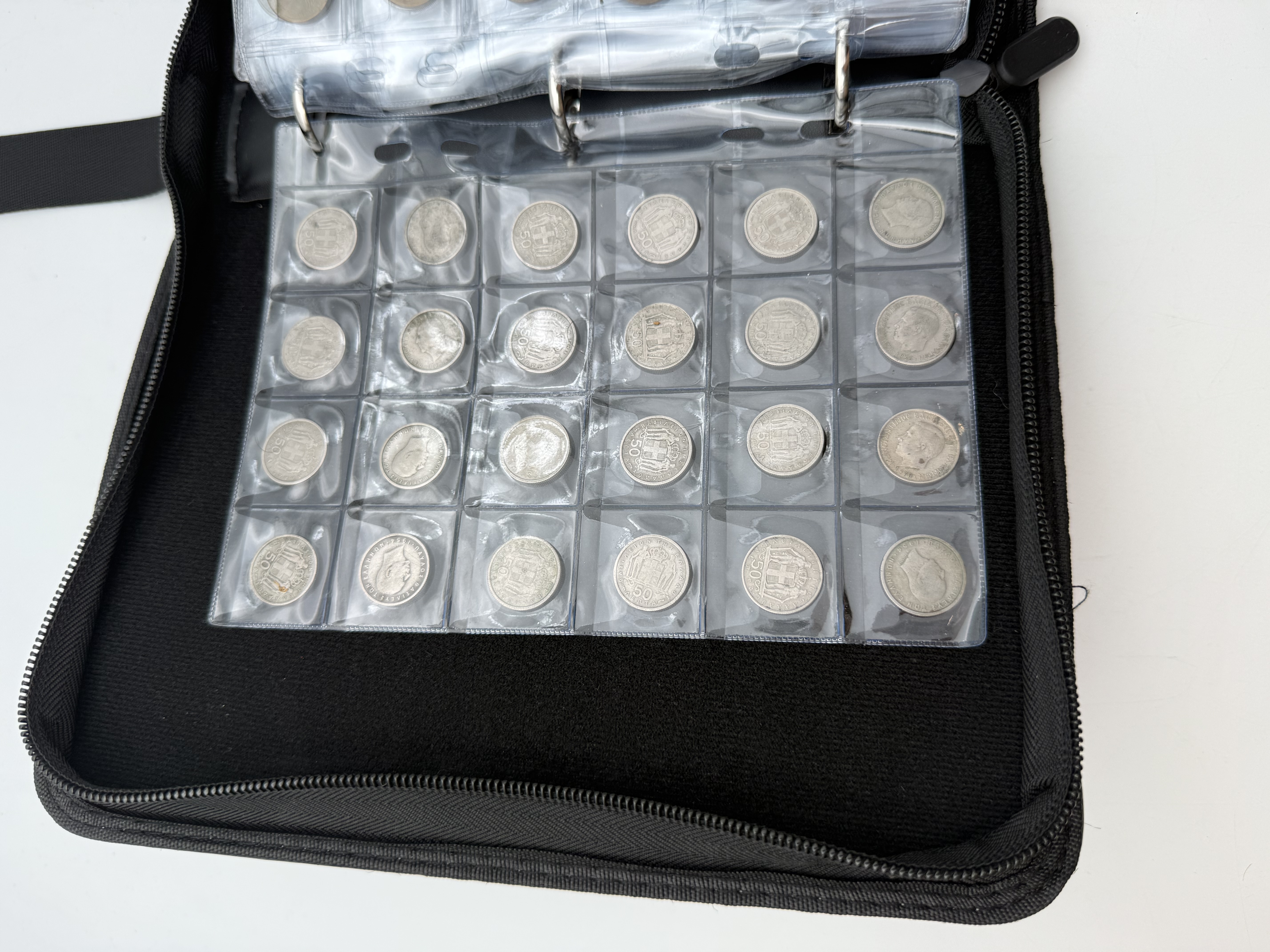 Greece - A collection of several hundred coins arranged in a special coin album, various conditions and years - 1 23