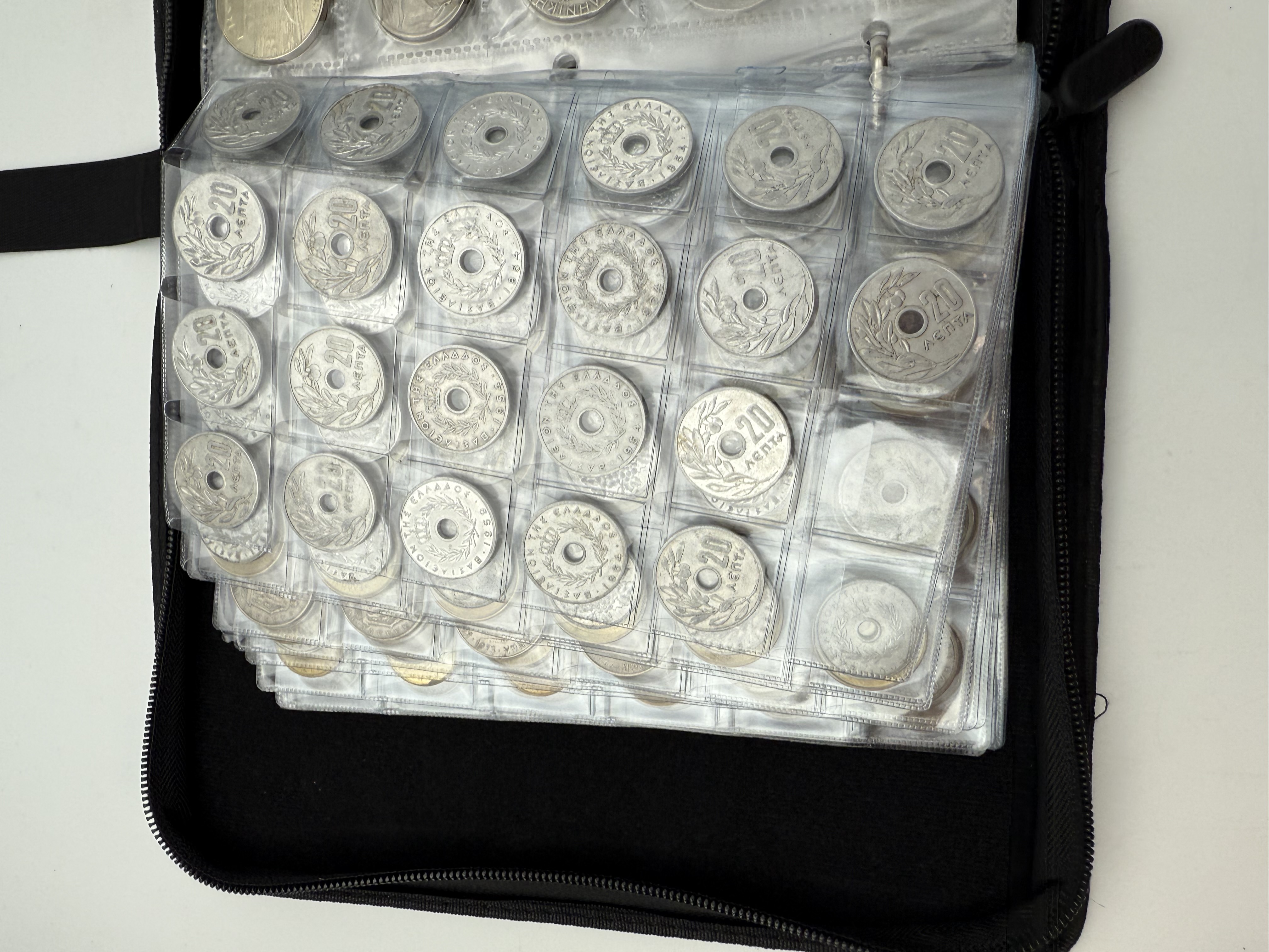 Greece - A collection of several hundred coins arranged in a special coin album, various conditions and years - 1 18
