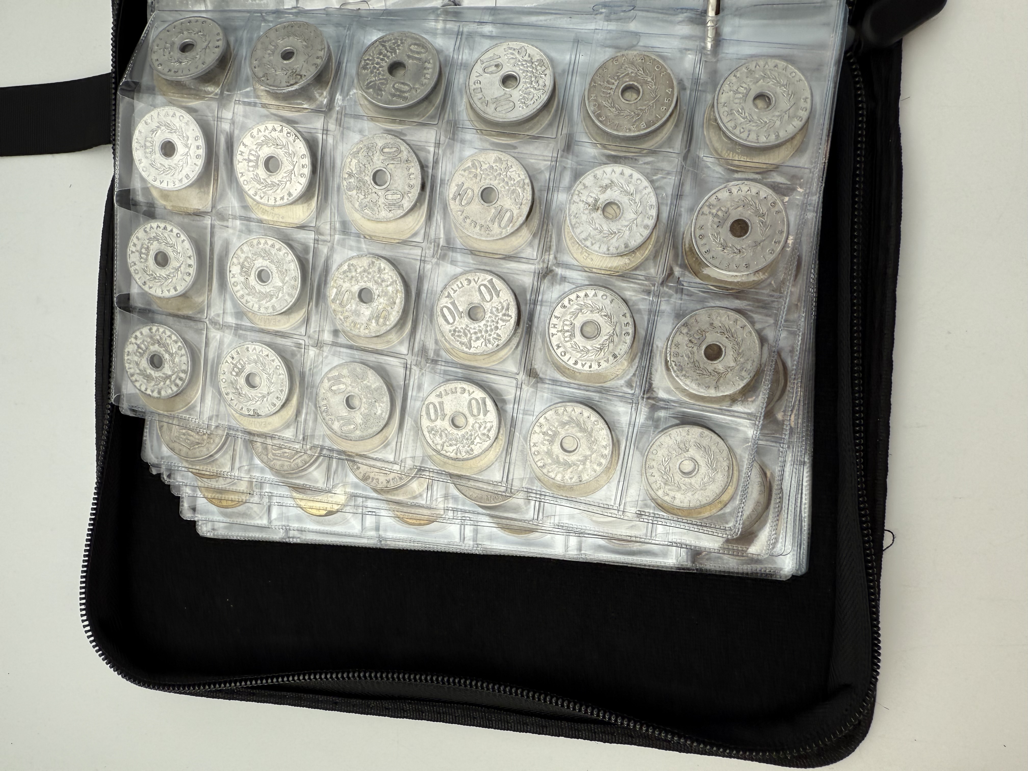 Greece - A collection of several hundred coins arranged in a special coin album, various conditions and years - 1 16