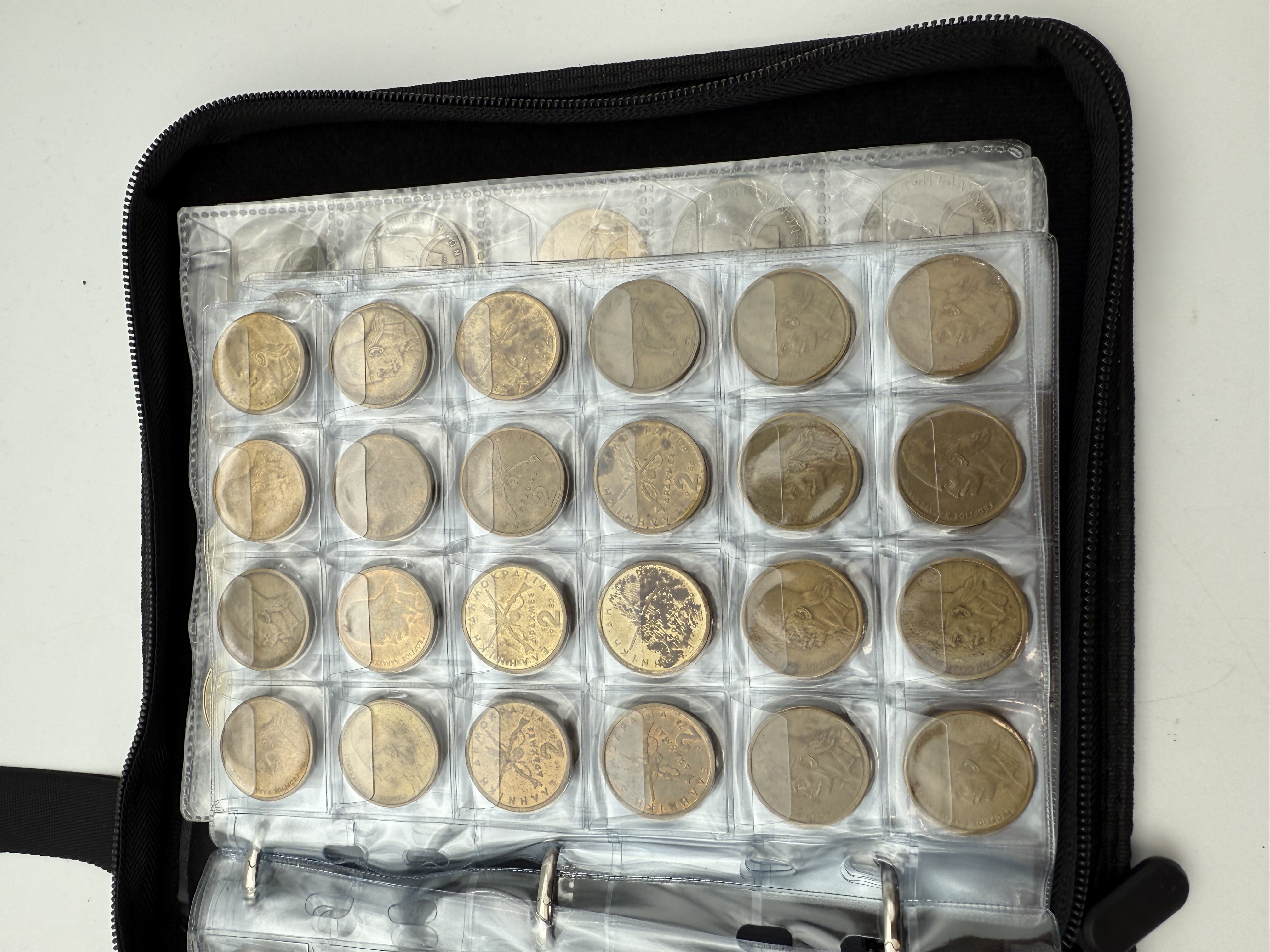 Greece - A collection of several hundred coins arranged in a special coin album, various conditions and years - 1 6