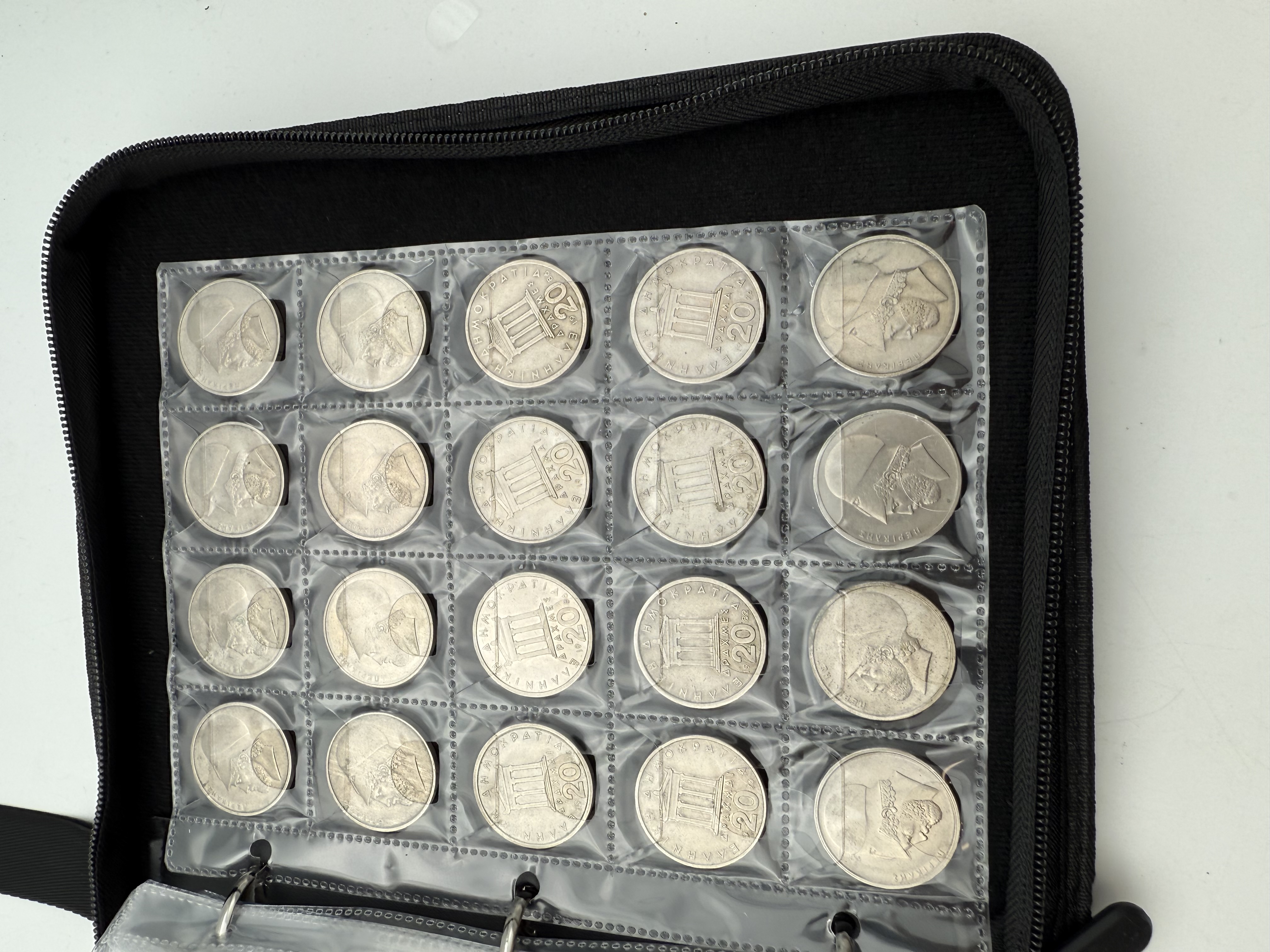 Greece - A collection of several hundred coins arranged in a special coin album, various conditions and years - 1 30
