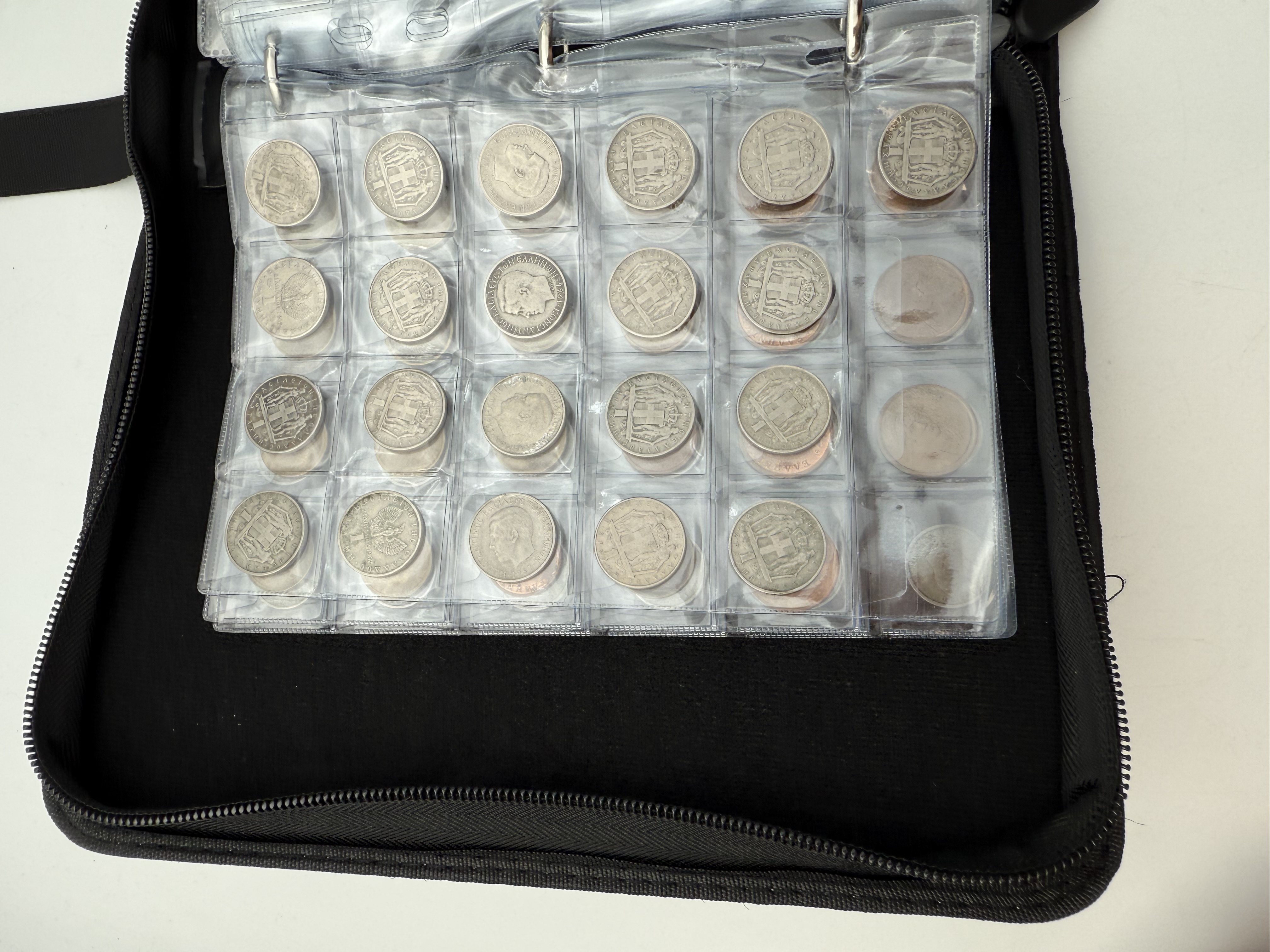 Greece - A collection of several hundred coins arranged in a special coin album, various conditions and years - 1 35