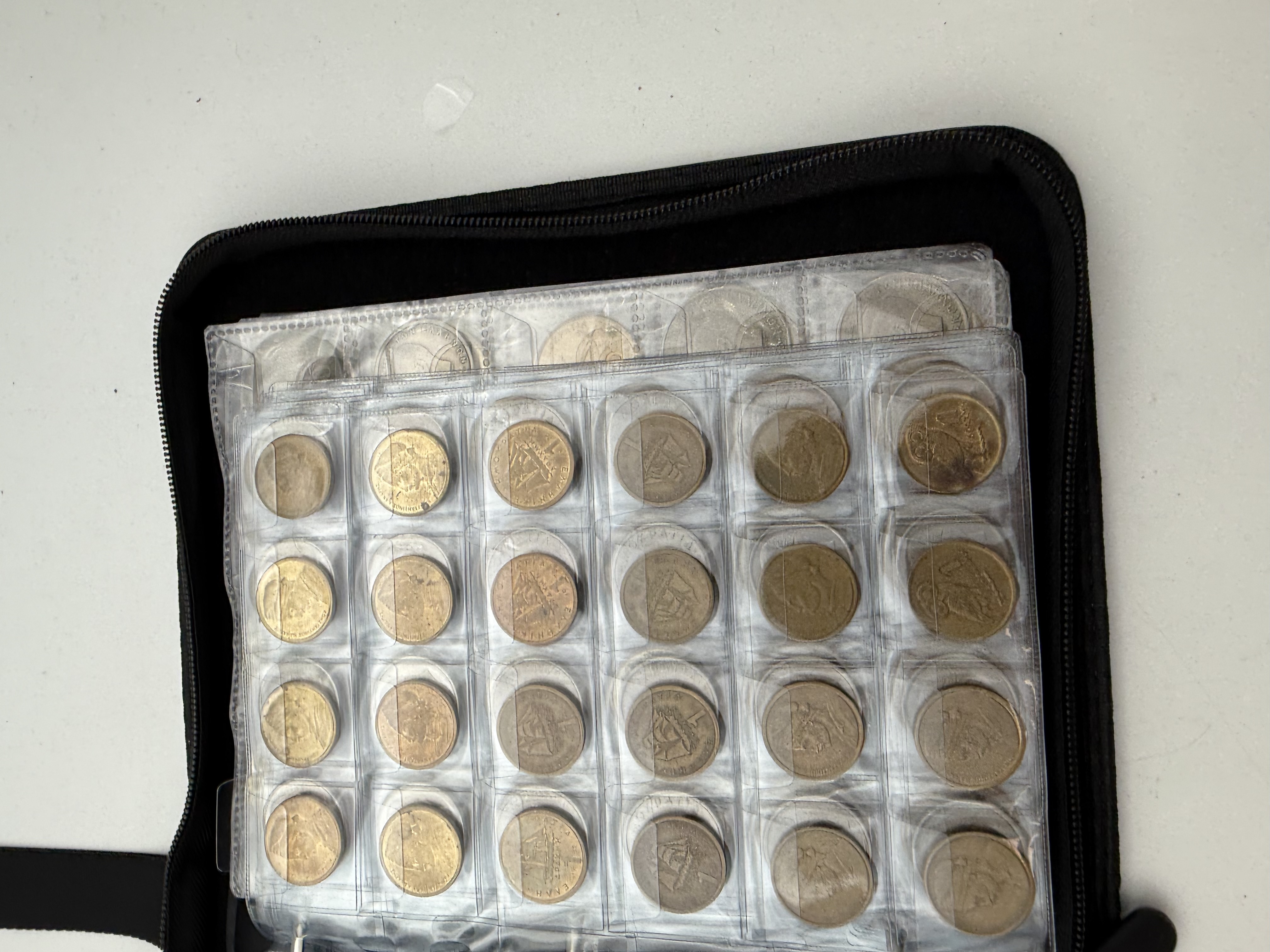 Greece - A collection of several hundred coins arranged in a special coin album, various conditions and years - 1 2