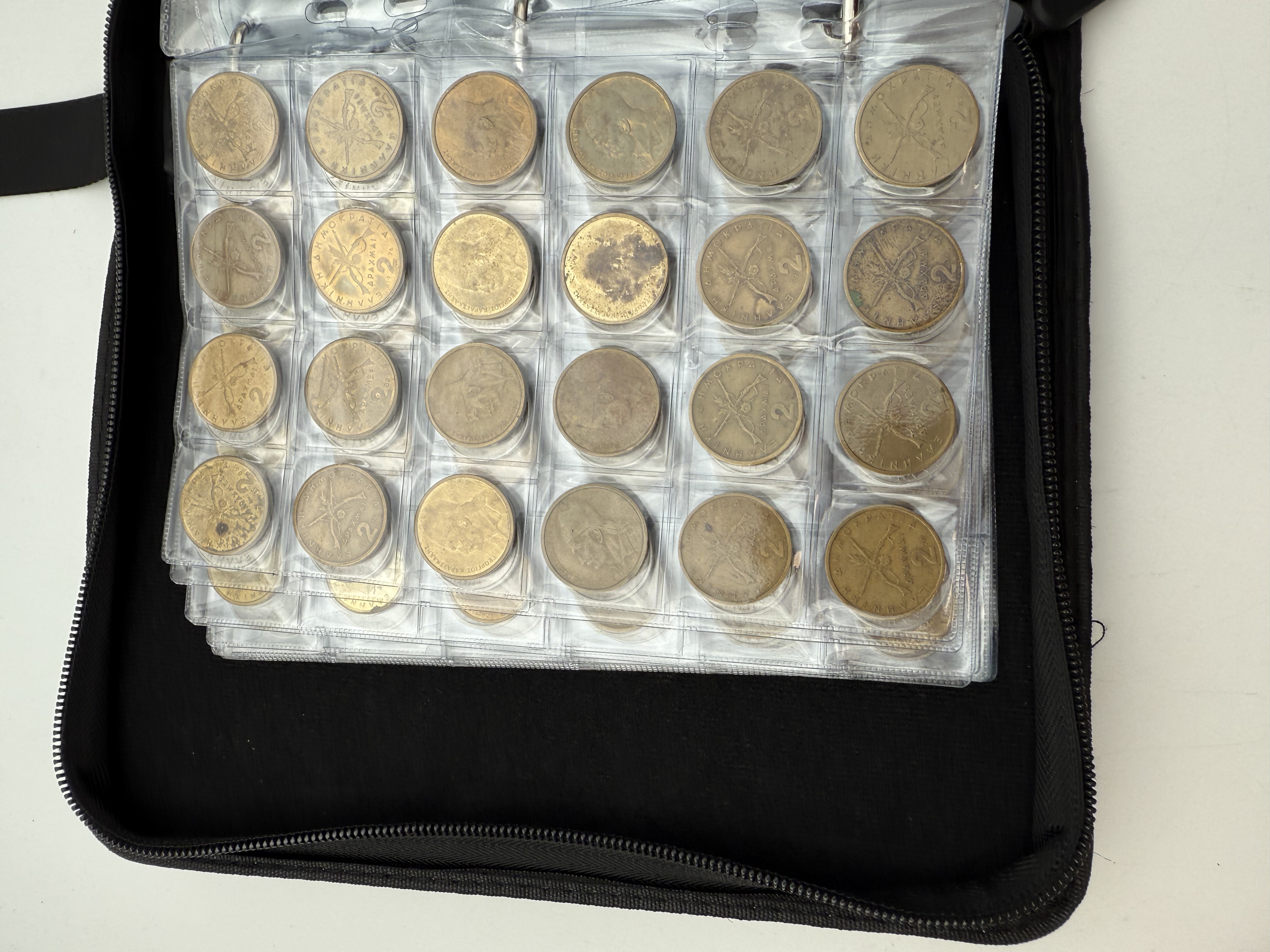Greece - A collection of several hundred coins arranged in a special coin album, various conditions and years - 1 7