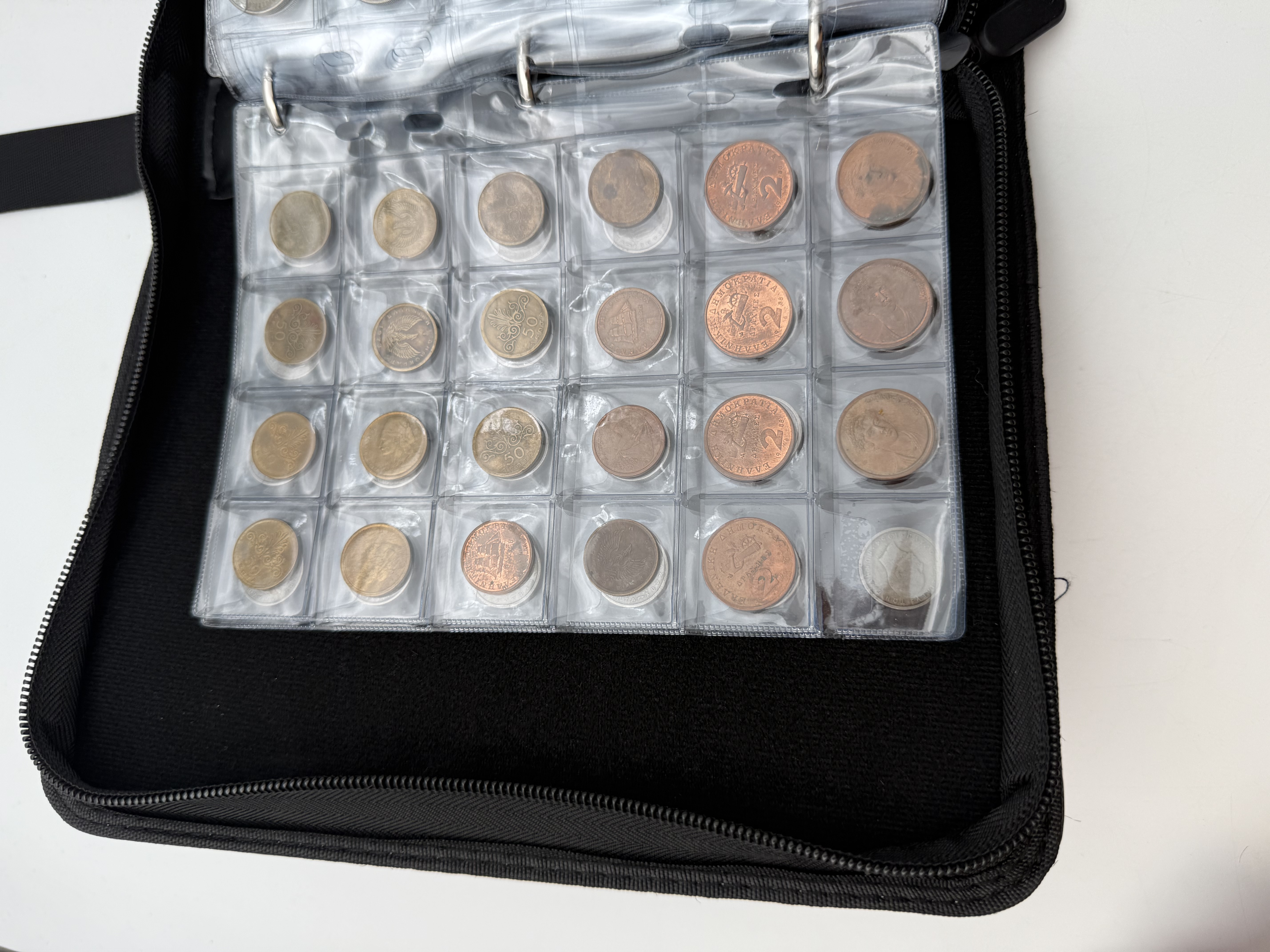 Greece - A collection of several hundred coins arranged in a special coin album, various conditions and years - 1 33