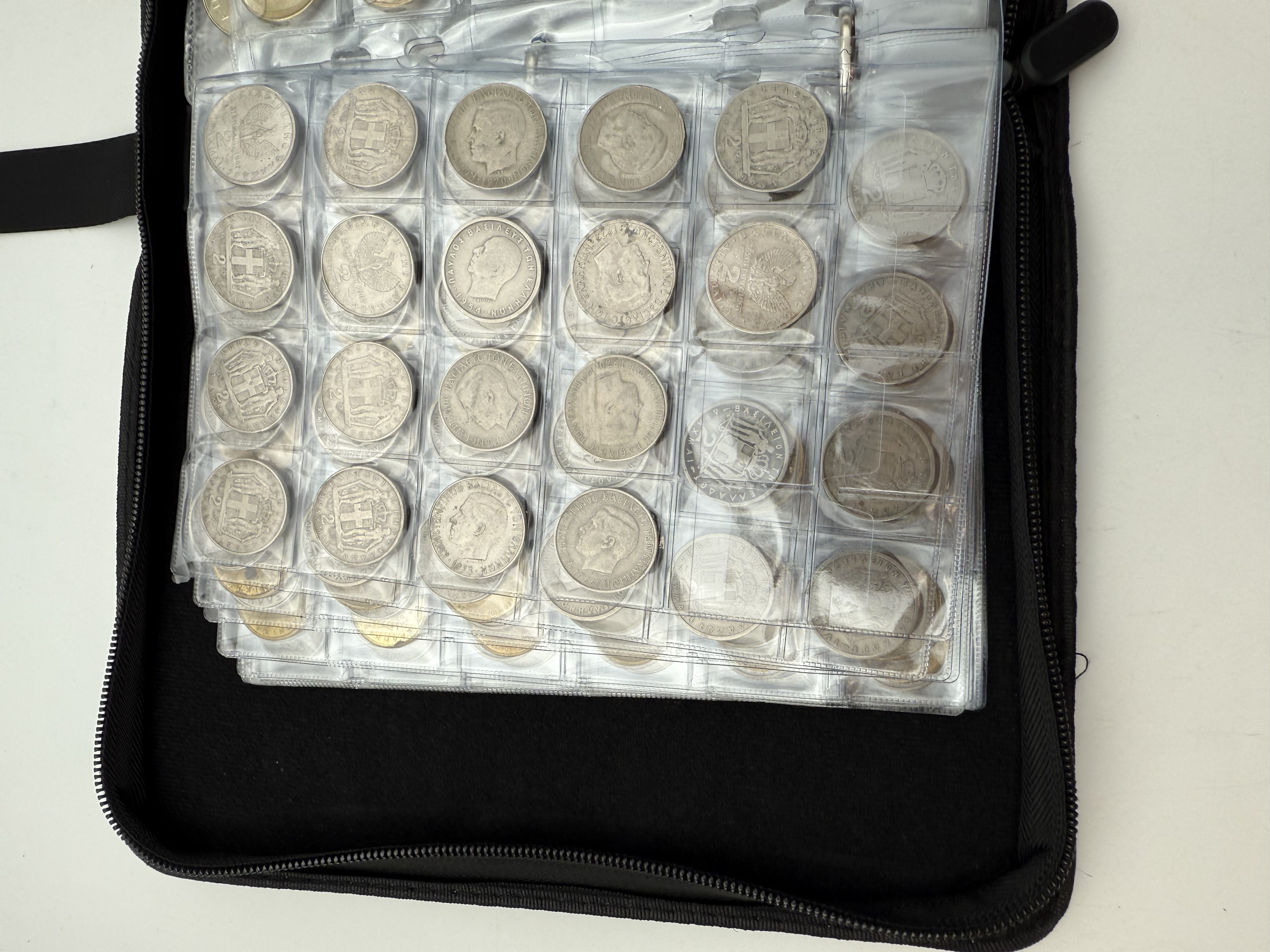 Greece - A collection of several hundred coins arranged in a special coin album, various conditions and years - 1 11