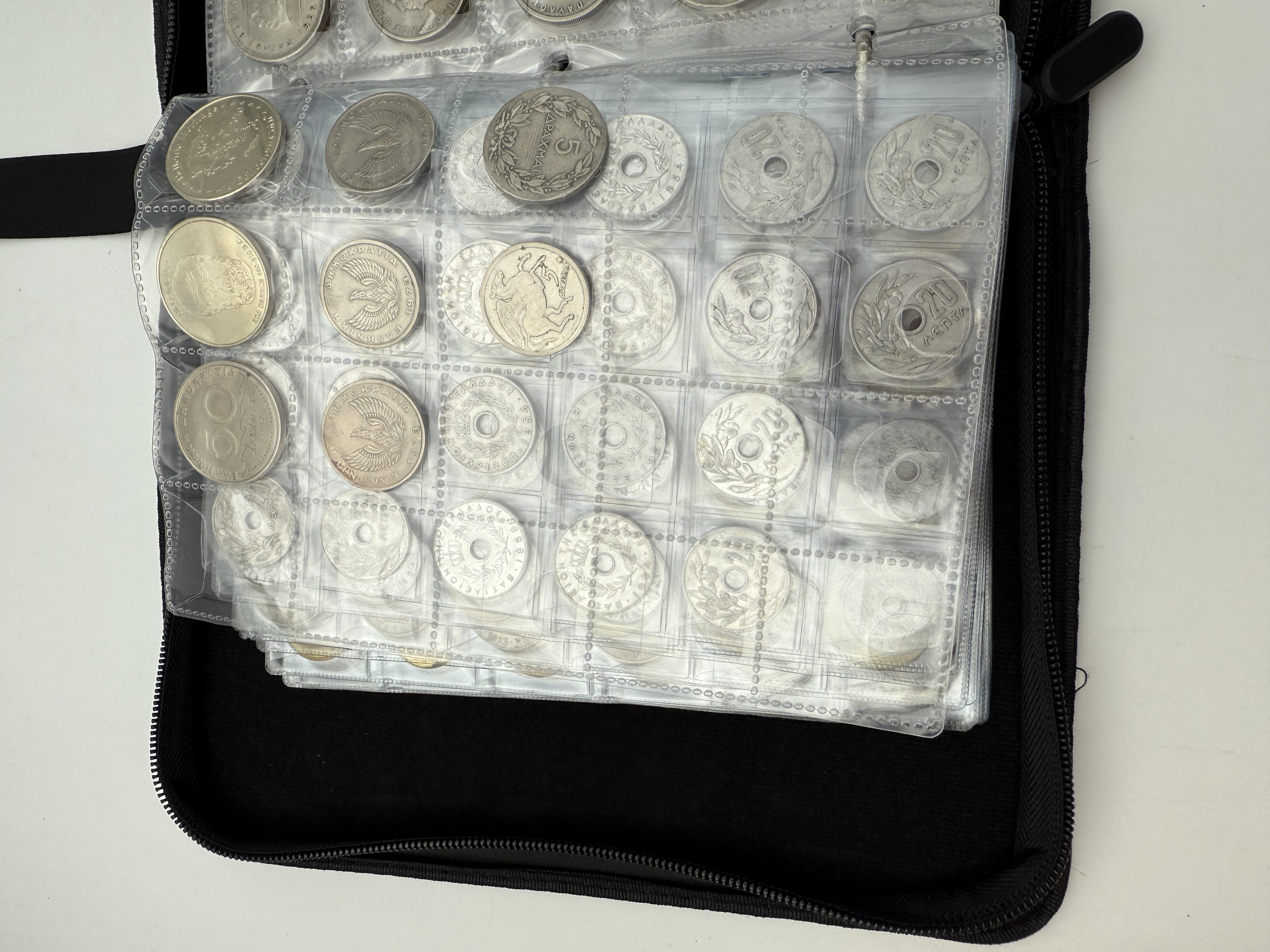 Greece - A collection of several hundred coins arranged in a special coin album, various conditions and years - 1 20
