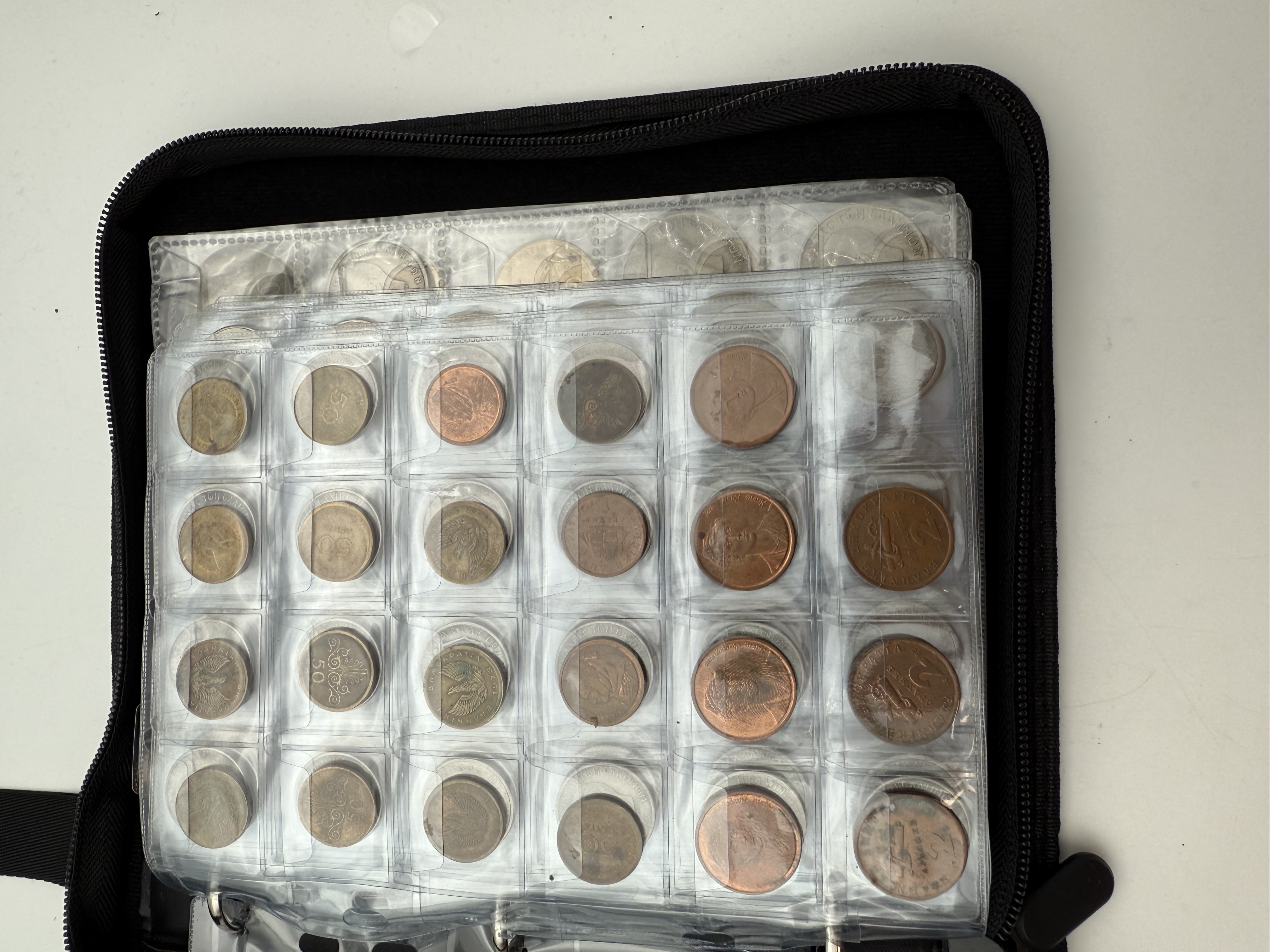 Greece - A collection of several hundred coins arranged in a special coin album, various conditions and years - 1 32