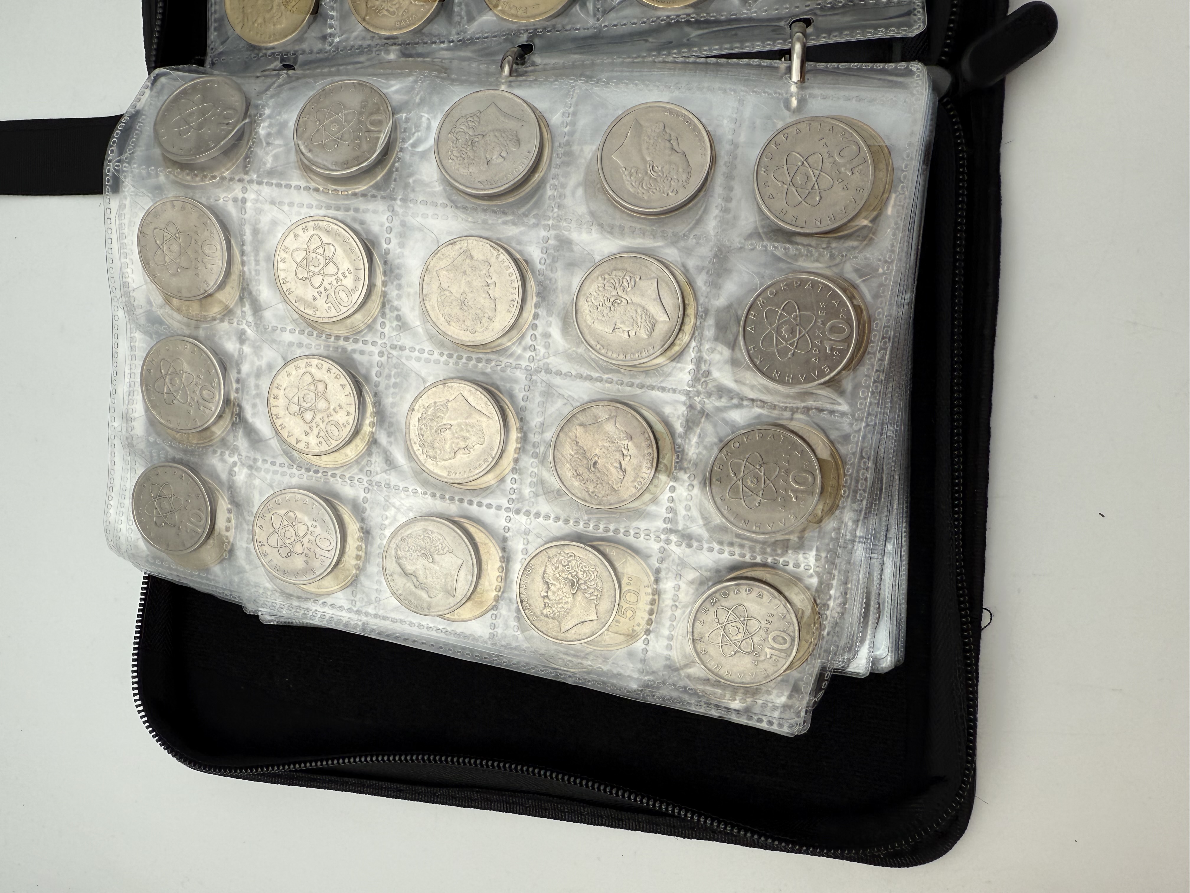 Greece - A collection of several hundred coins arranged in a special coin album, various conditions and years - 1 27